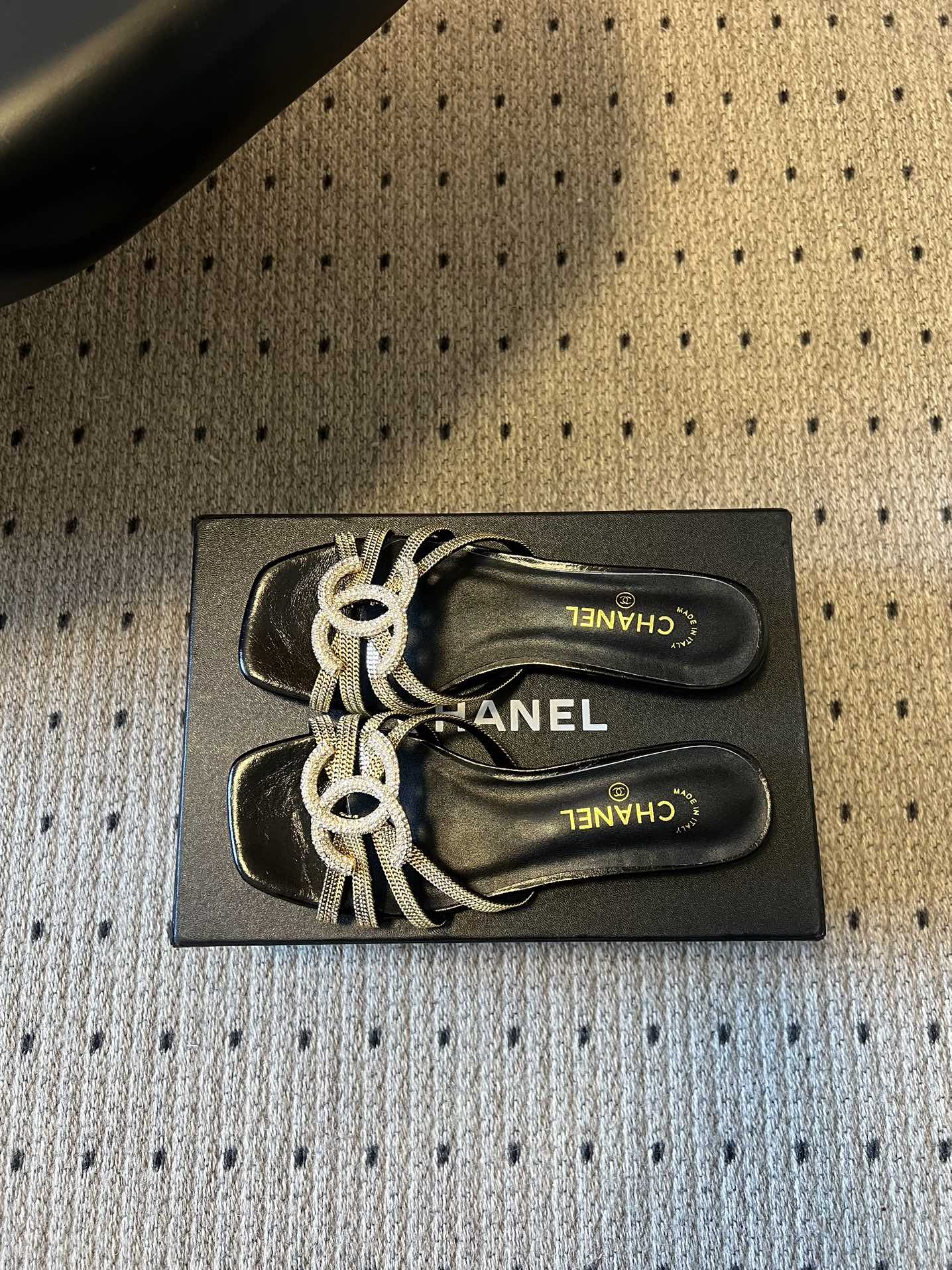 下单备注跟高统一Chane*26SS早春新款金属编织水钻凉拖把星光踩在脚下，这双钻饰凉拖太懂高级感了！金