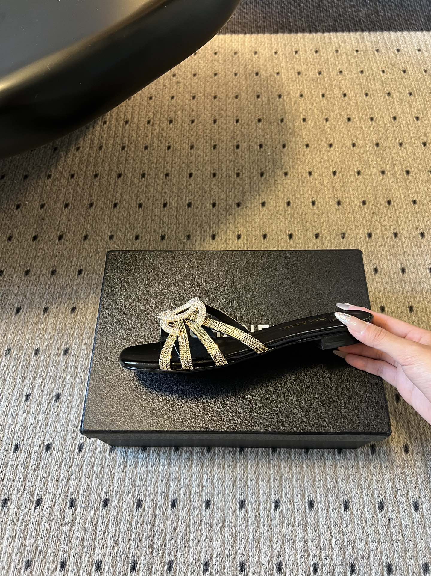 下单备注跟高统一Chane*26SS早春新款金属编织水钻凉拖把星光踩在脚下，这双钻饰凉拖太懂高级感了！金