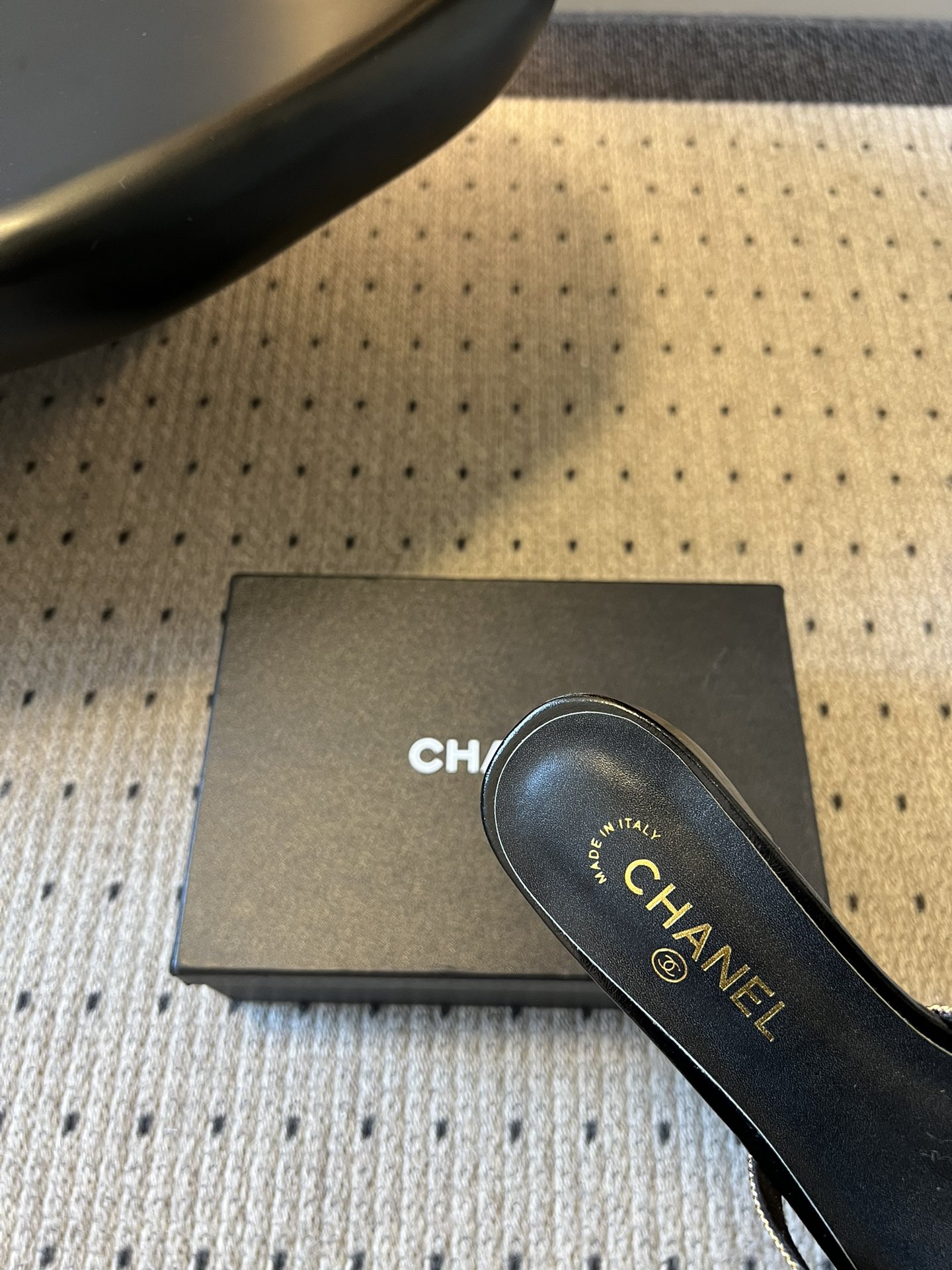 下单备注跟高统一Chane*26SS早春新款金属编织水钻凉拖把星光踩在脚下，这双钻饰凉拖太懂高级感了！金