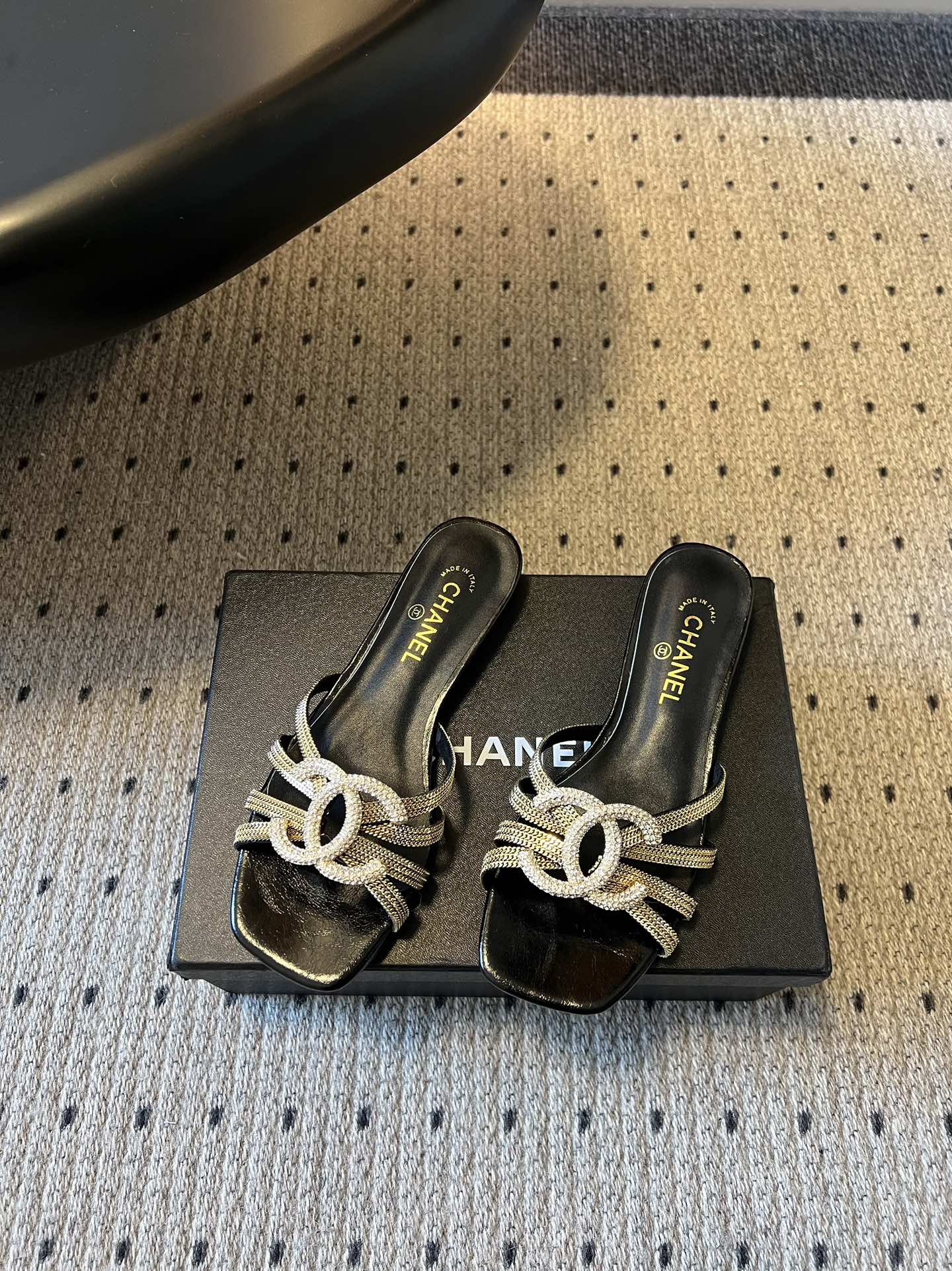 下单备注跟高统一Chane*26SS早春新款金属编织水钻凉拖把星光踩在脚下，这双钻饰凉拖太懂高级感了！金