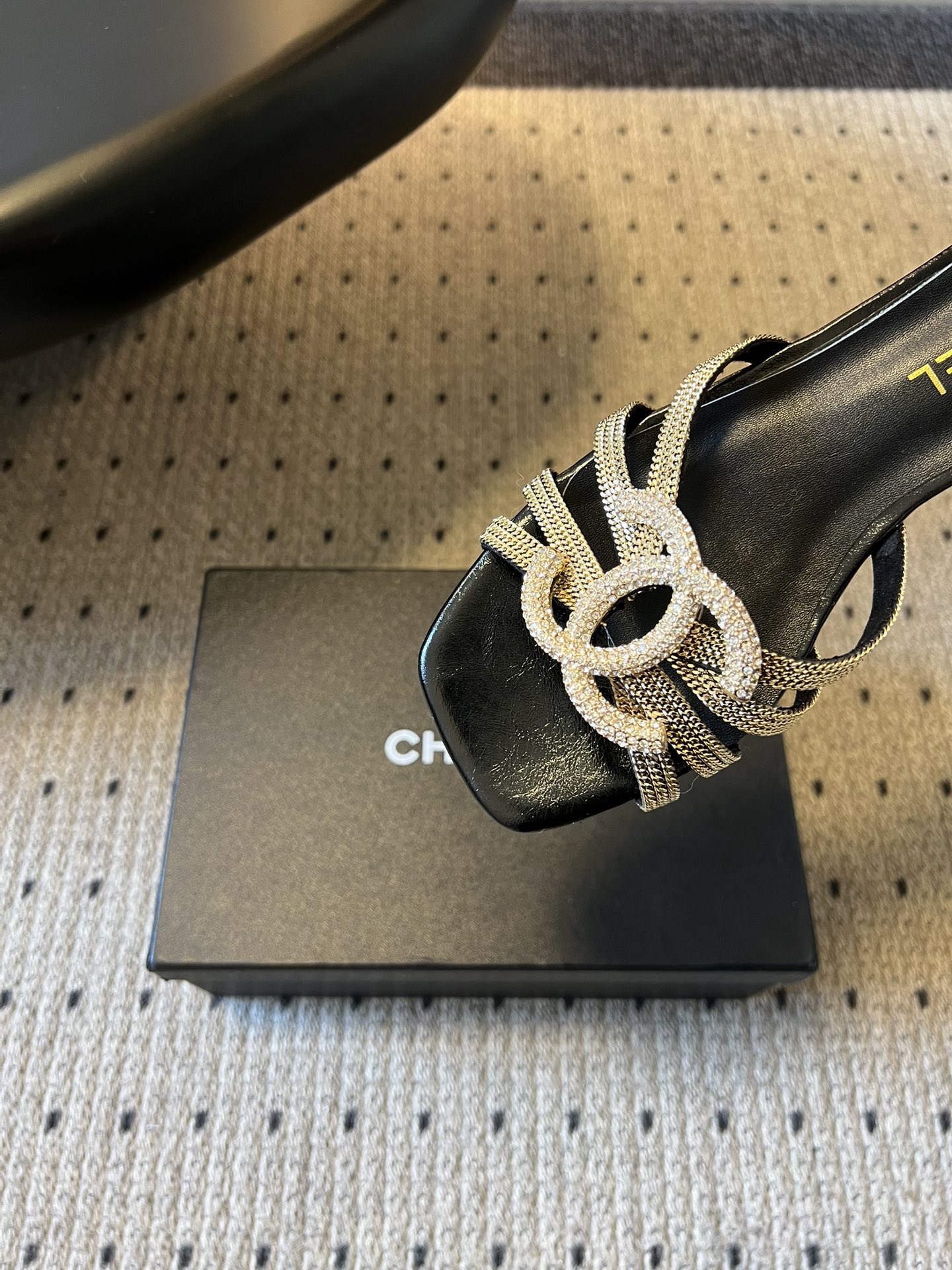 下单备注跟高统一Chane*26SS早春新款金属编织水钻凉拖把星光踩在脚下，这双钻饰凉拖太懂高级感了！金