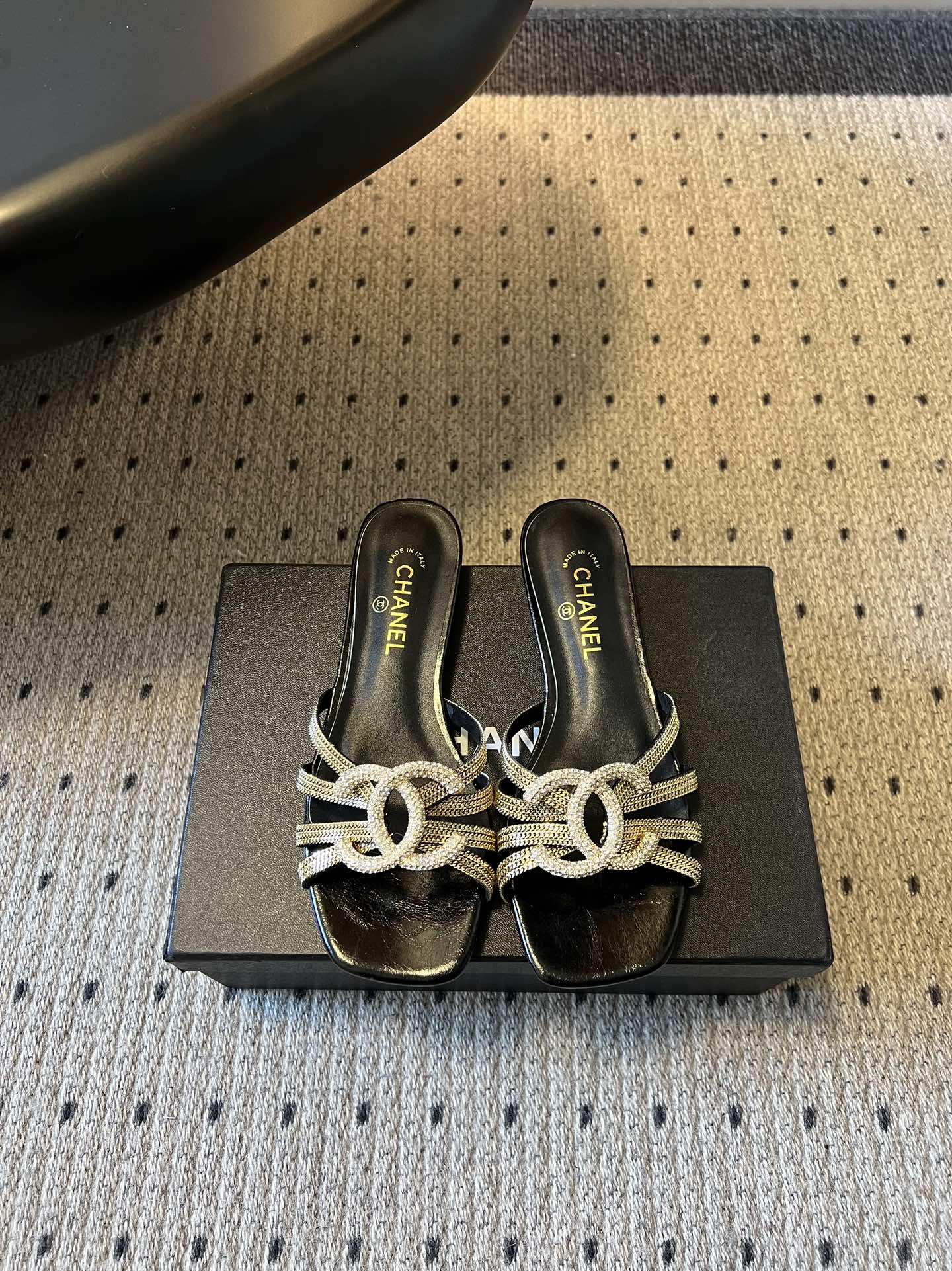 NO:758561,Please note when placing an order and follow the instructions. Chane*26SS Early Spring New Metal Braided Rhinestone Sandals Step on the stars under your feet. This pair of diamond-embellished sandals is so high-end!  The metal woven belt is intertwined with rhinestone double Cs. The blingbling square toe design modifies the foot shape in the sun, and the slender heels elongate the leg lines. Black/white/nude are available in three colors, which can be held from dinner to dates. Every step has its own highlight, which is low-key and flamboyant. It looks good with skirts or pants, and it is fashionable to wear casually when going out in the summer. If you want a sense of sophistication with its own highlights, this pair is the way to go!  Cowhide upper, sheepskin lining, leather outsole, size 35-41 (customized sizes 40 and 41 are not returnable), slippers, chanel, slippers, skirts, cowhide, sheepskin, Leather soles19860909下单备注跟高 统一 Chane*26SS早春新款金属编织水钻凉拖 把星光踩在脚下,这双钻饰凉拖太懂高级感了！金属编织带交织水钻双C,在阳光下blingbling发光方头设计修饰脚型,细跟拉长腿部线条.黑/白/裸三色可选,从晚宴到约会都能hold住,每一步都自带高光,是低调又张扬的富家千金感. 配裙子、配裤子都好看,夏天出门随便搭都时髦 想要自带高光的精致感,这双直接冲！ 鞋面牛皮 内里羊皮 大底真皮大底 size35-41码（40、41码定制不退换）,拖鞋,chanel,slippers,skirts,cowhide,sheepskin,Leather soles,Women's Shoes