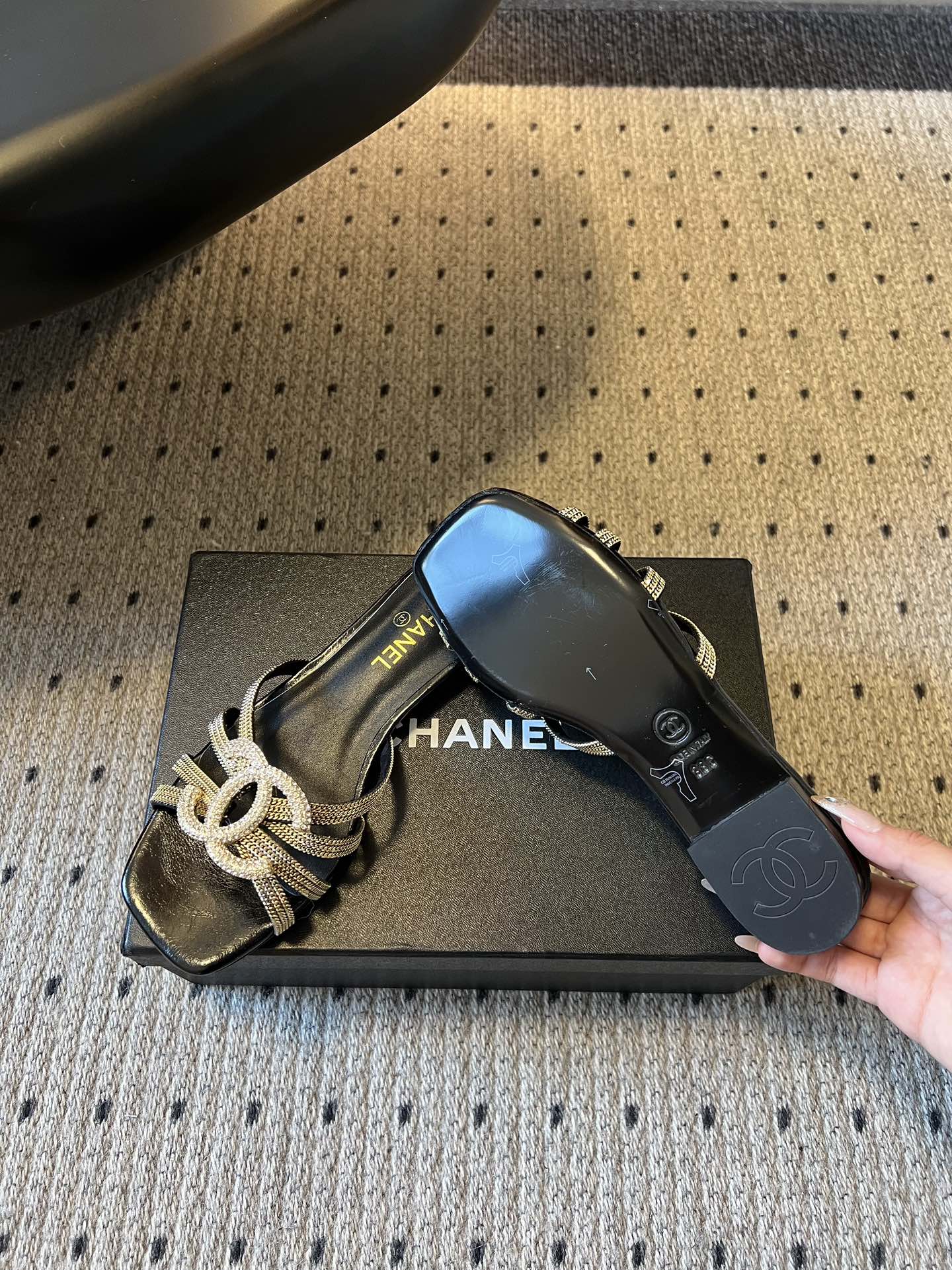 下单备注跟高统一Chane*26SS早春新款金属编织水钻凉拖把星光踩在脚下，这双钻饰凉拖太懂高级感了！金