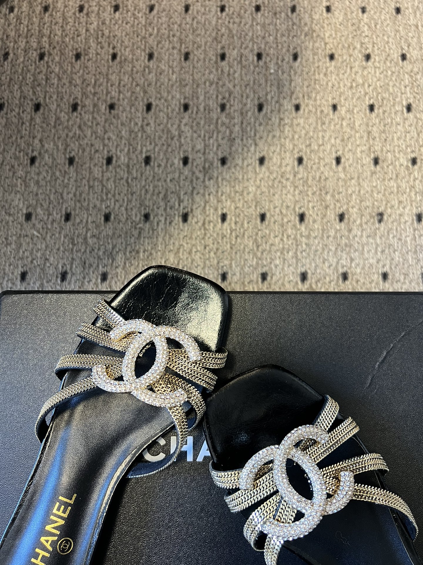 下单备注跟高统一Chane*26SS早春新款金属编织水钻凉拖把星光踩在脚下，这双钻饰凉拖太懂高级感了！金