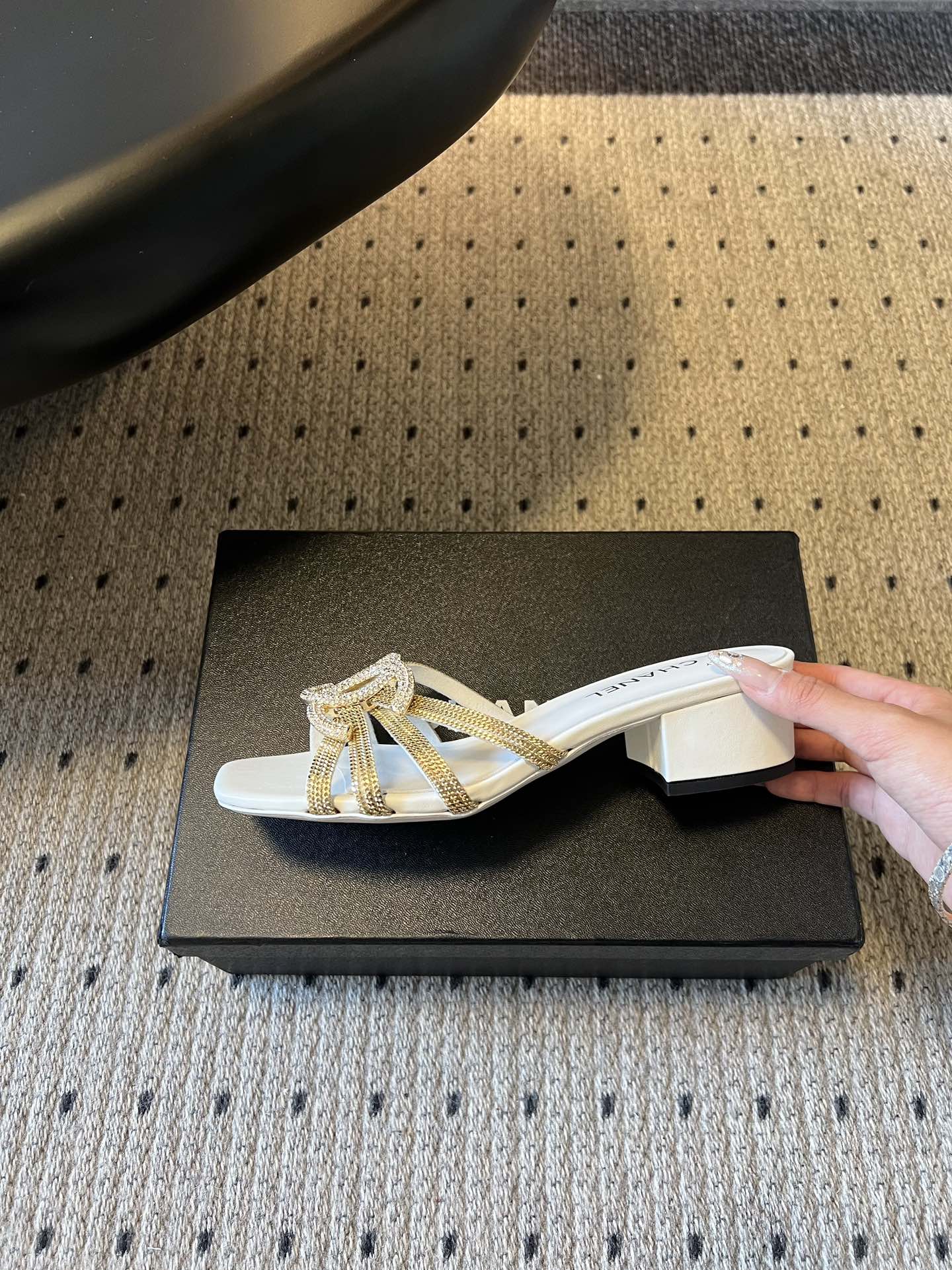 下单备注跟高统一Chane*26SS早春新款金属编织带低跟凉拖把鎏金星光踩在脚下，这双钻饰凉拖是夏日的奢