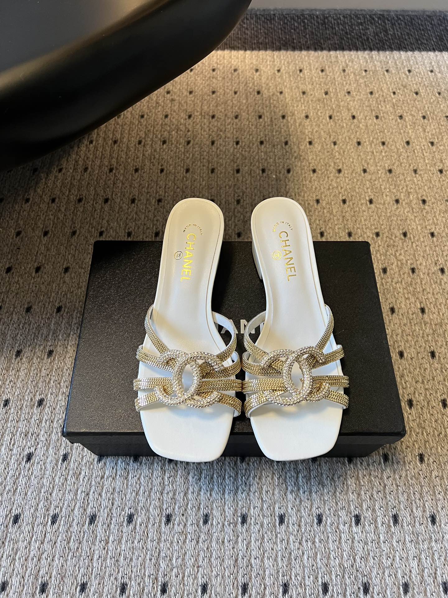 下单备注跟高统一Chane*26SS早春新款金属编织带低跟凉拖把鎏金星光踩在脚下，这双钻饰凉拖是夏日的奢