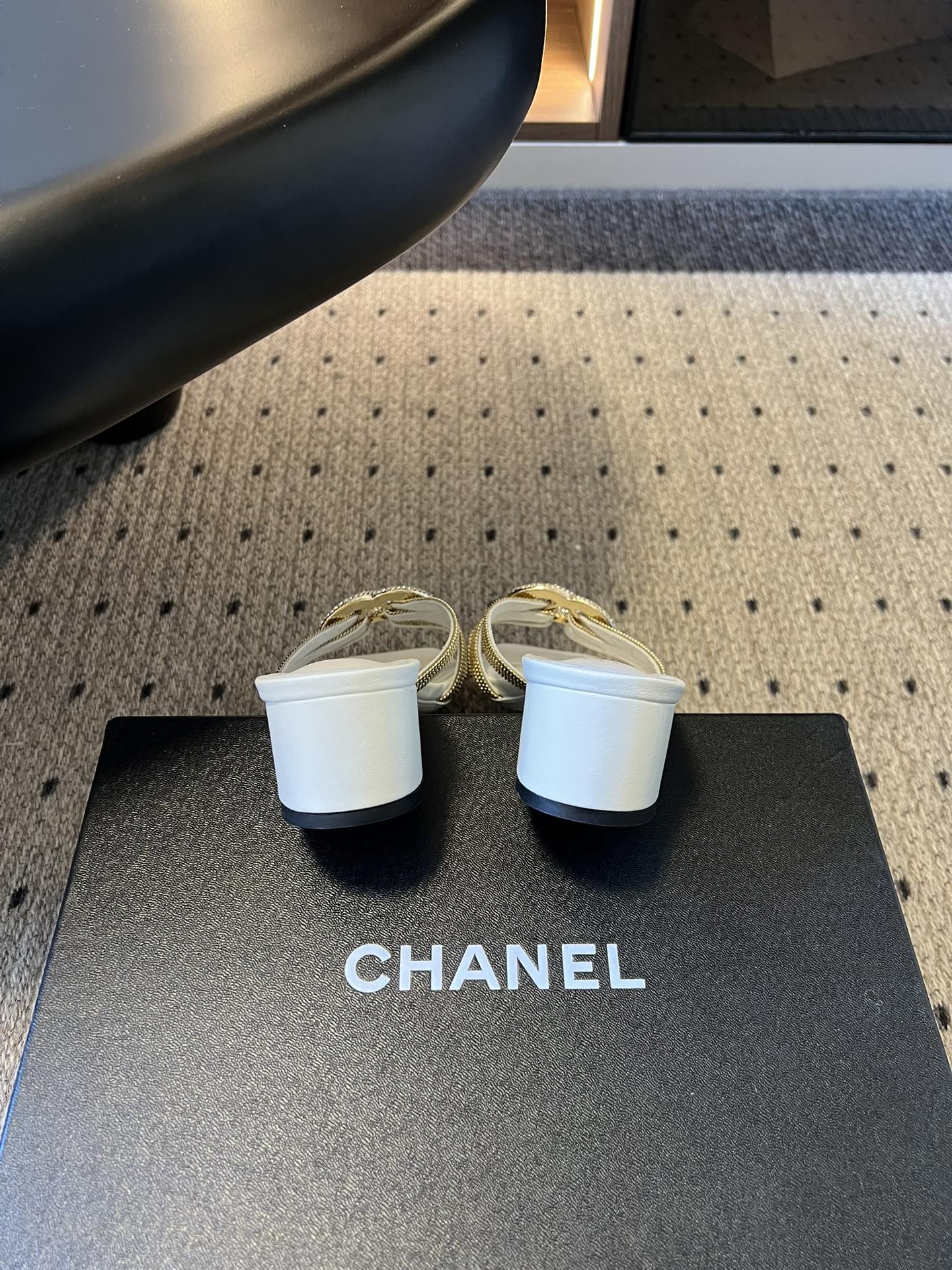 下单备注跟高统一Chane*26SS早春新款金属编织带低跟凉拖把鎏金星光踩在脚下，这双钻饰凉拖是夏日的奢