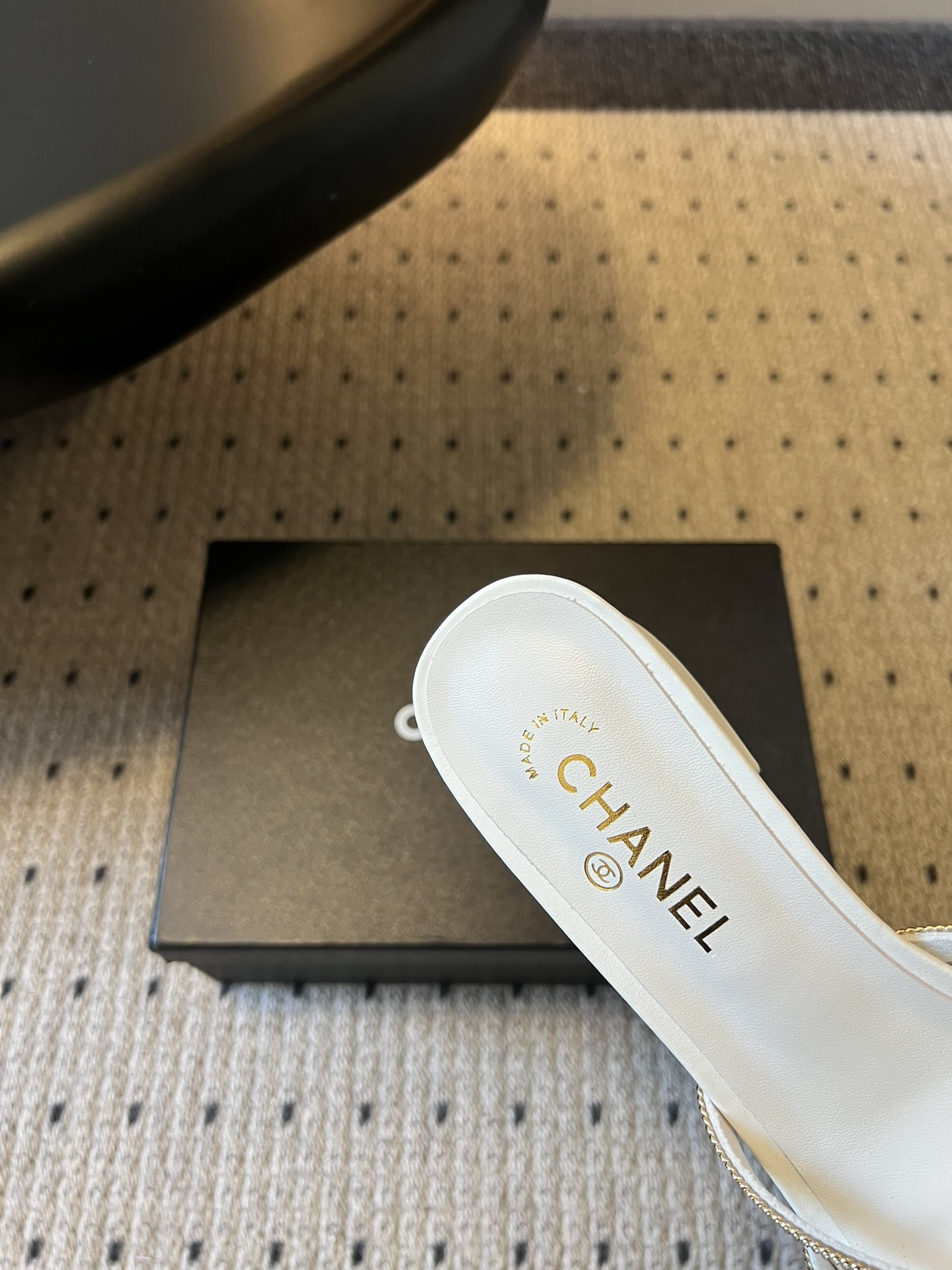 下单备注跟高统一Chane*26SS早春新款金属编织带低跟凉拖把鎏金星光踩在脚下，这双钻饰凉拖是夏日的奢