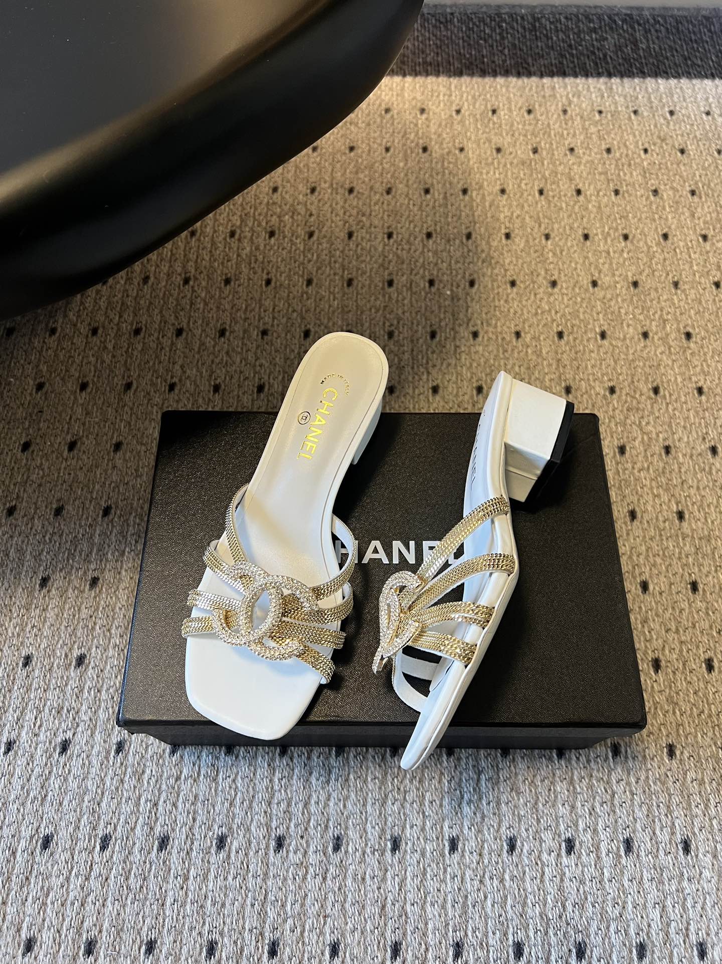 下单备注跟高统一Chane*26SS早春新款金属编织带低跟凉拖把鎏金星光踩在脚下，这双钻饰凉拖是夏日的奢