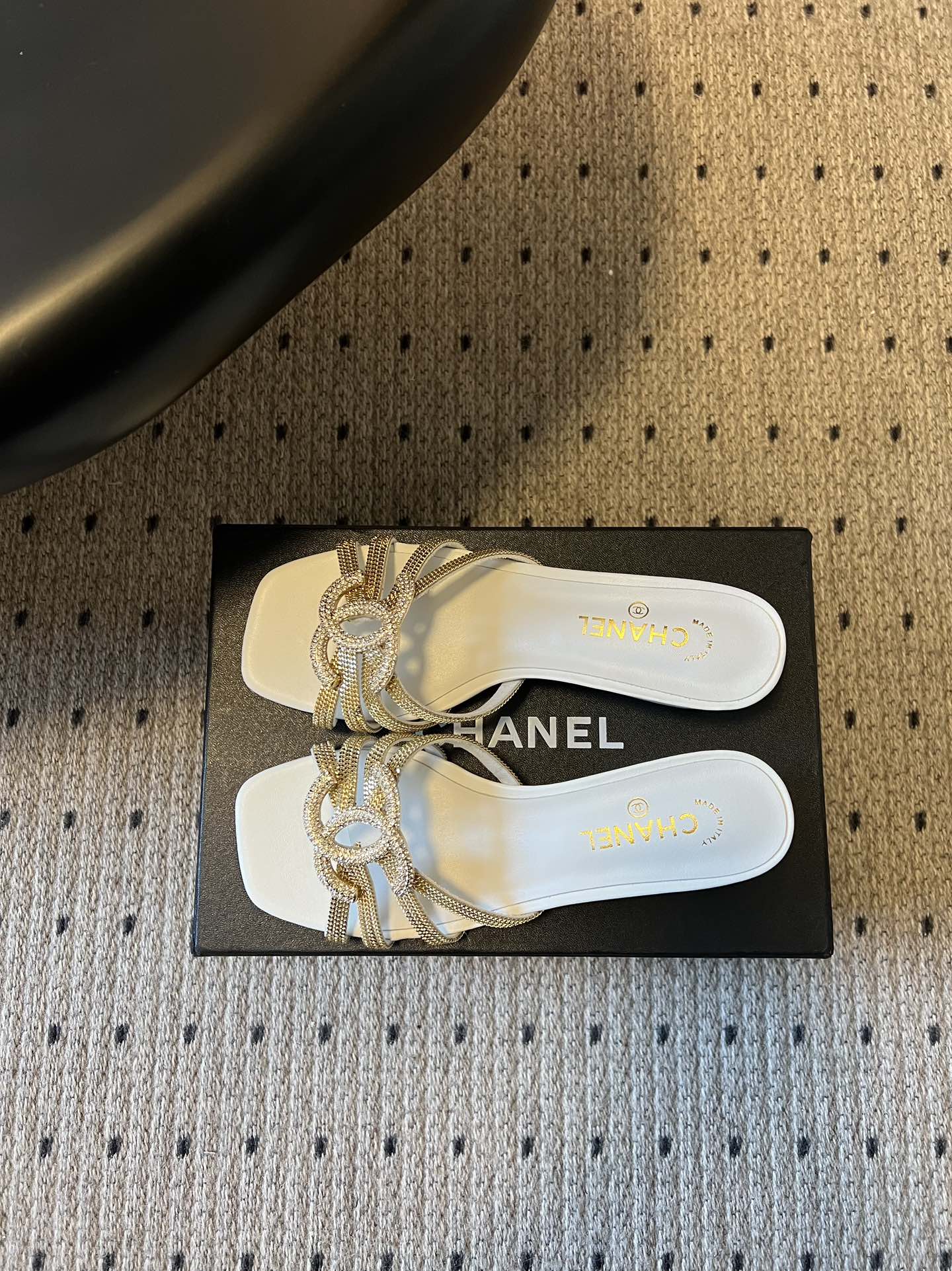 下单备注跟高统一Chane*26SS早春新款金属编织带低跟凉拖把鎏金星光踩在脚下，这双钻饰凉拖是夏日的奢