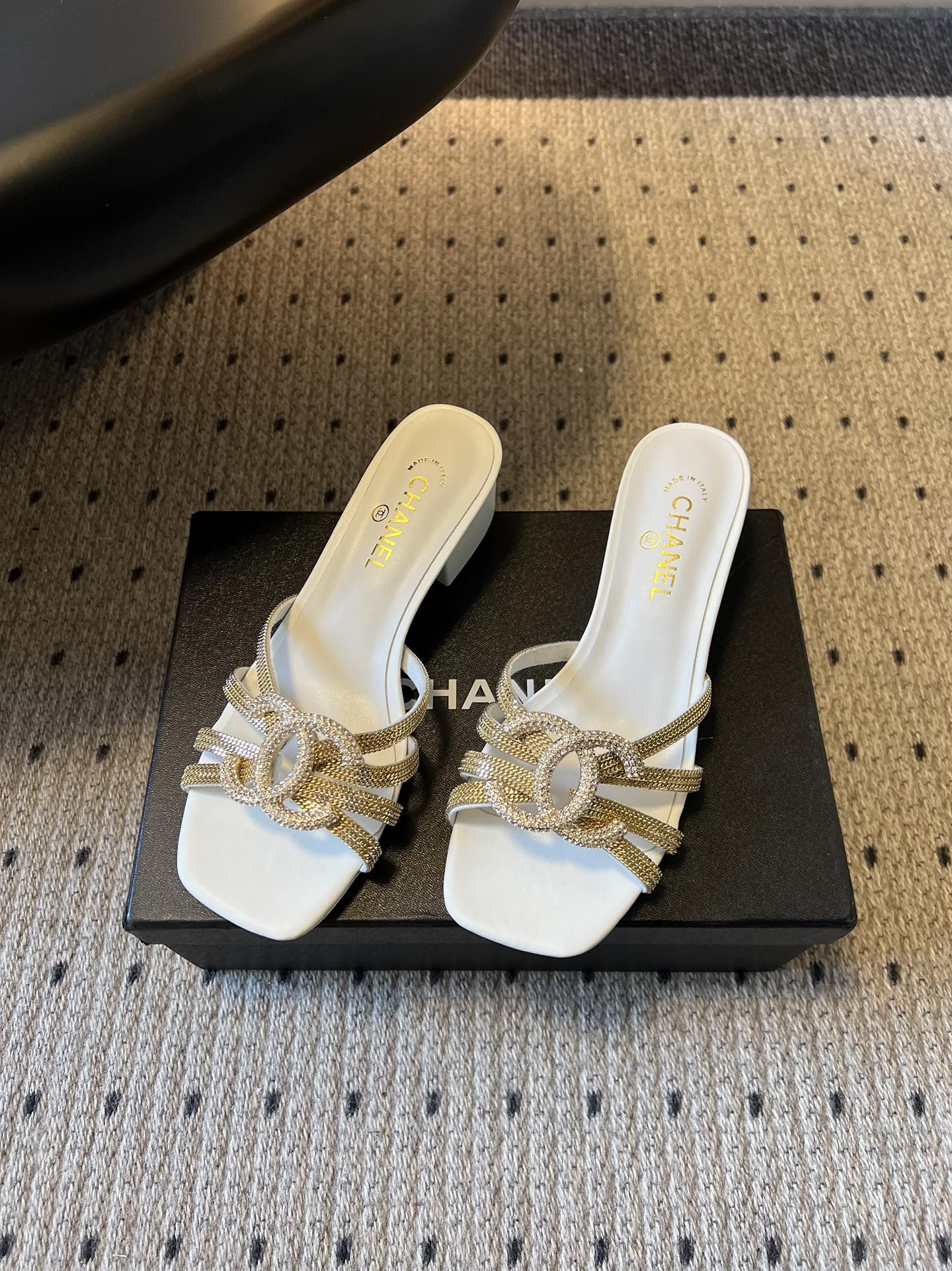 下单备注跟高统一Chane*26SS早春新款金属编织带低跟凉拖把鎏金星光踩在脚下，这双钻饰凉拖是夏日的奢