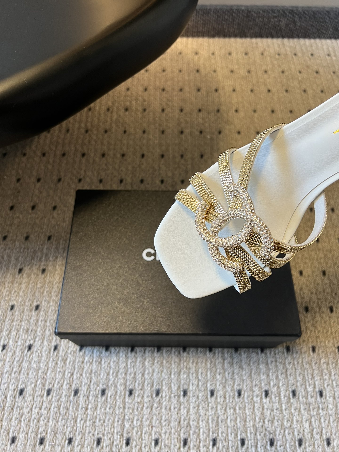 下单备注跟高统一Chane*26SS早春新款金属编织带低跟凉拖把鎏金星光踩在脚下，这双钻饰凉拖是夏日的奢