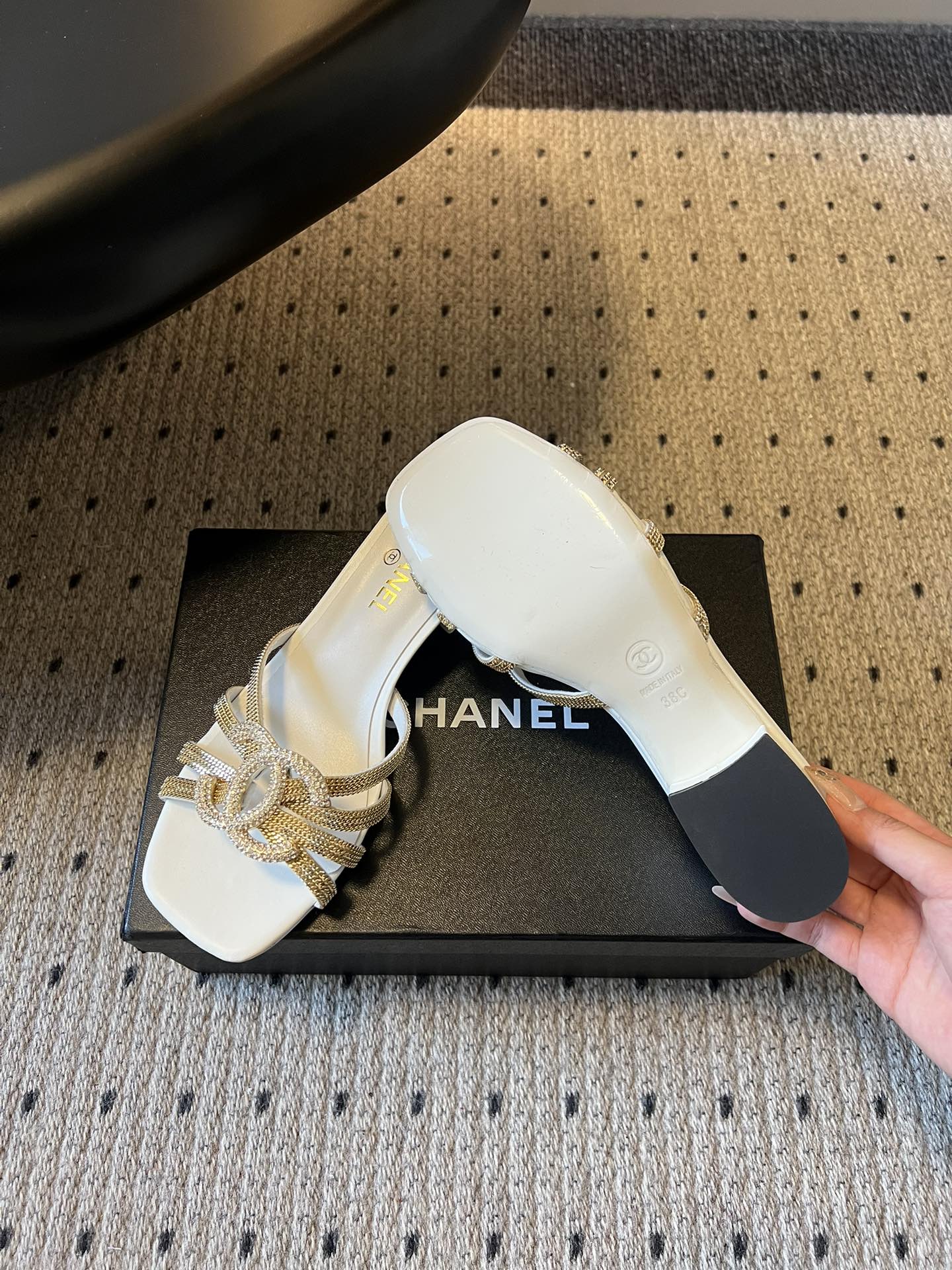 下单备注跟高统一Chane*26SS早春新款金属编织带低跟凉拖把鎏金星光踩在脚下，这双钻饰凉拖是夏日的奢