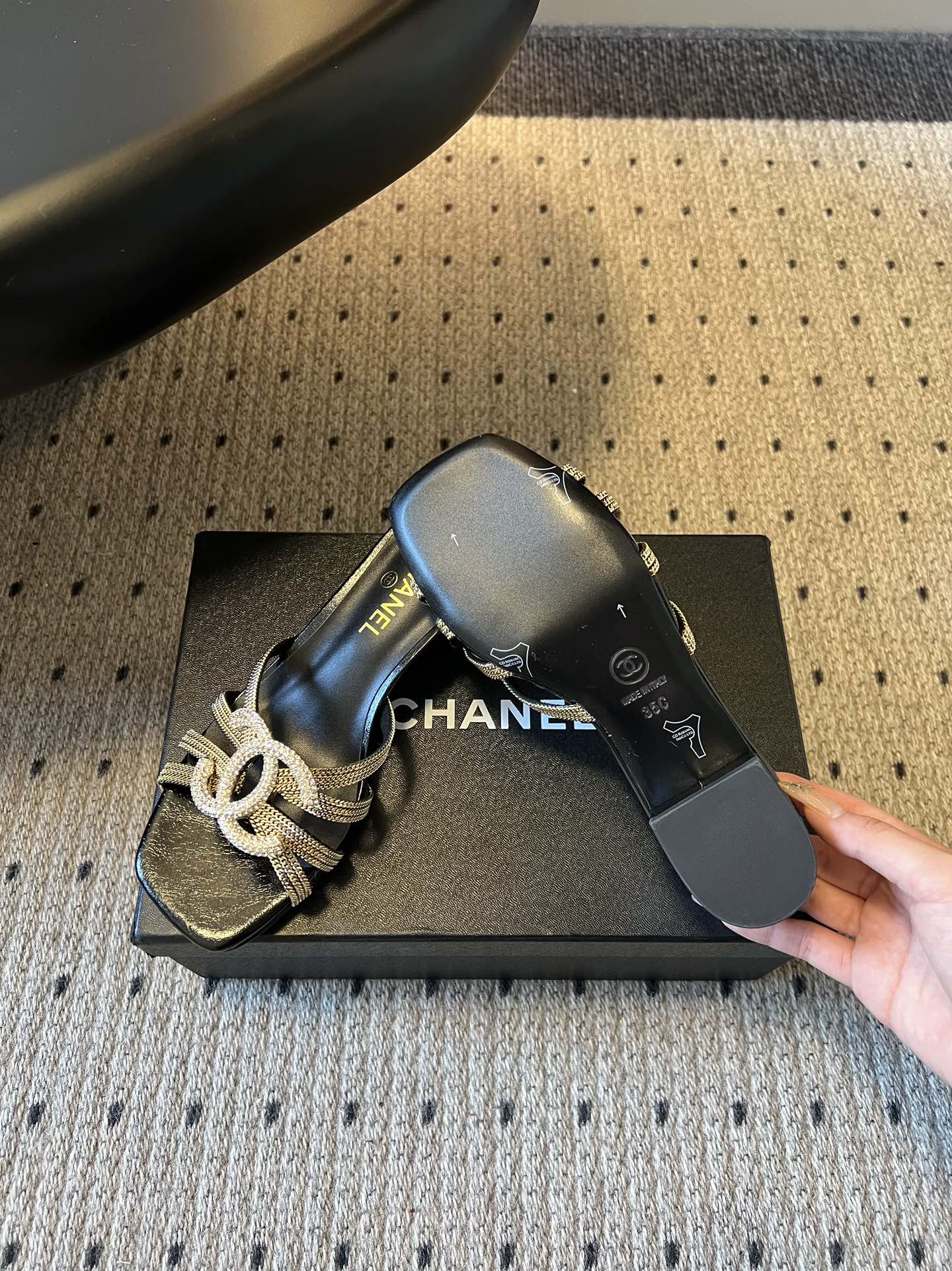 下单备注跟高统一Chane*26SS早春新款金属编织带低跟凉拖把鎏金星光踩在脚下，这双钻饰凉拖是夏日的奢