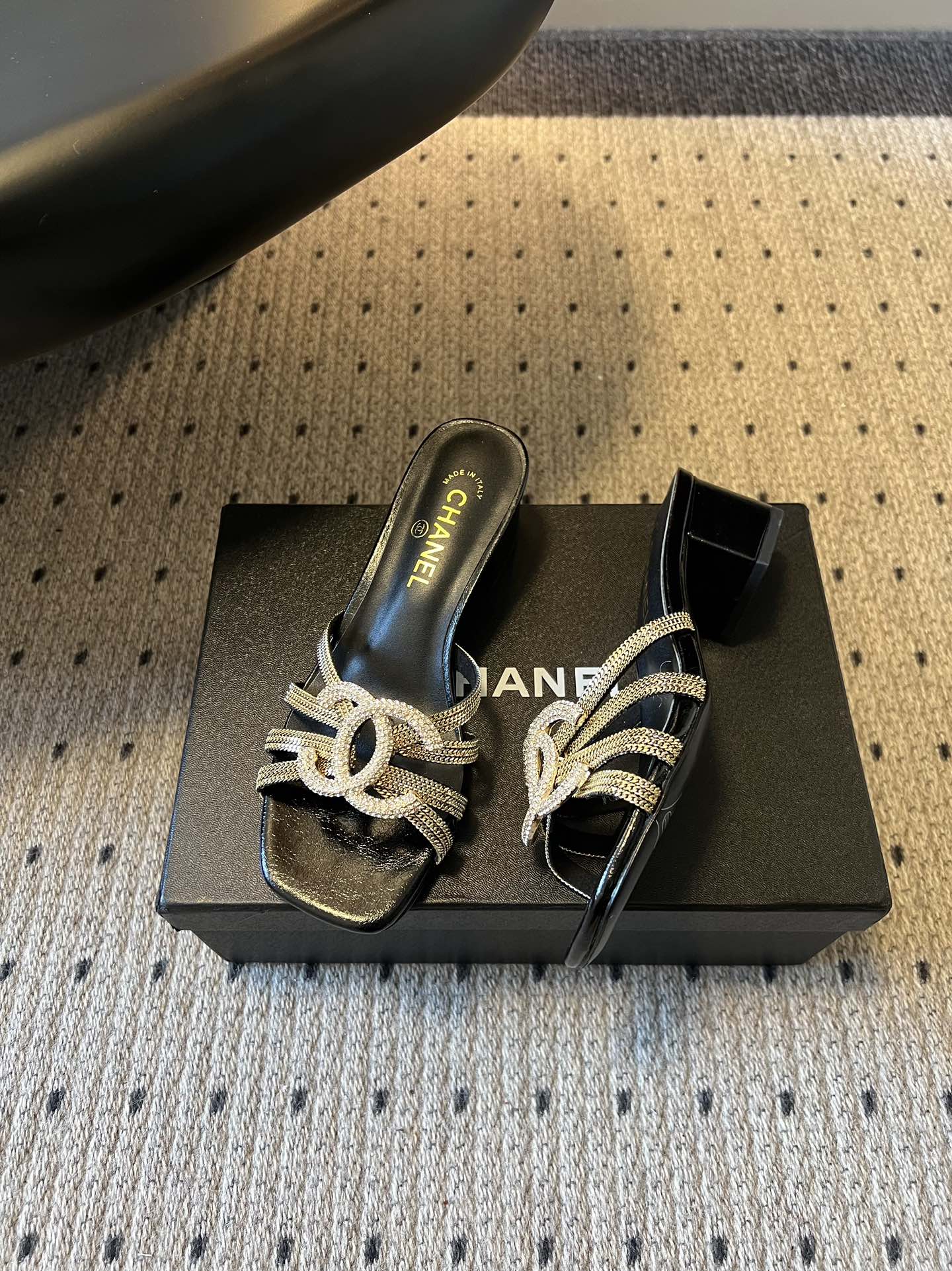 下单备注跟高统一Chane*26SS早春新款金属编织带低跟凉拖把鎏金星光踩在脚下，这双钻饰凉拖是夏日的奢