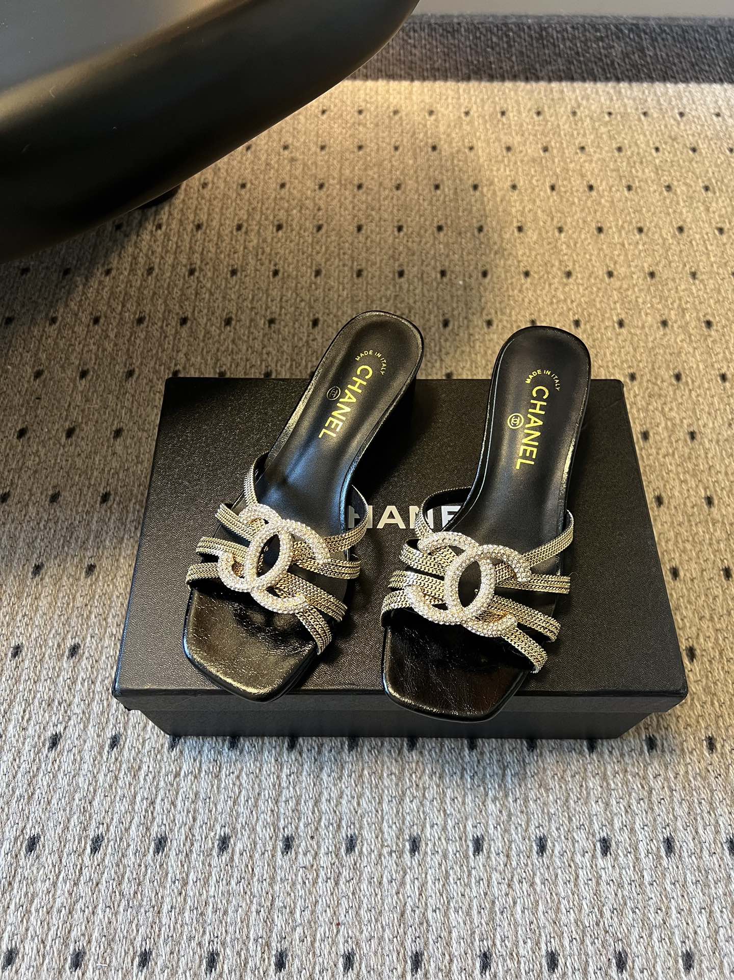 下单备注跟高统一Chane*26SS早春新款金属编织带低跟凉拖把鎏金星光踩在脚下，这双钻饰凉拖是夏日的奢