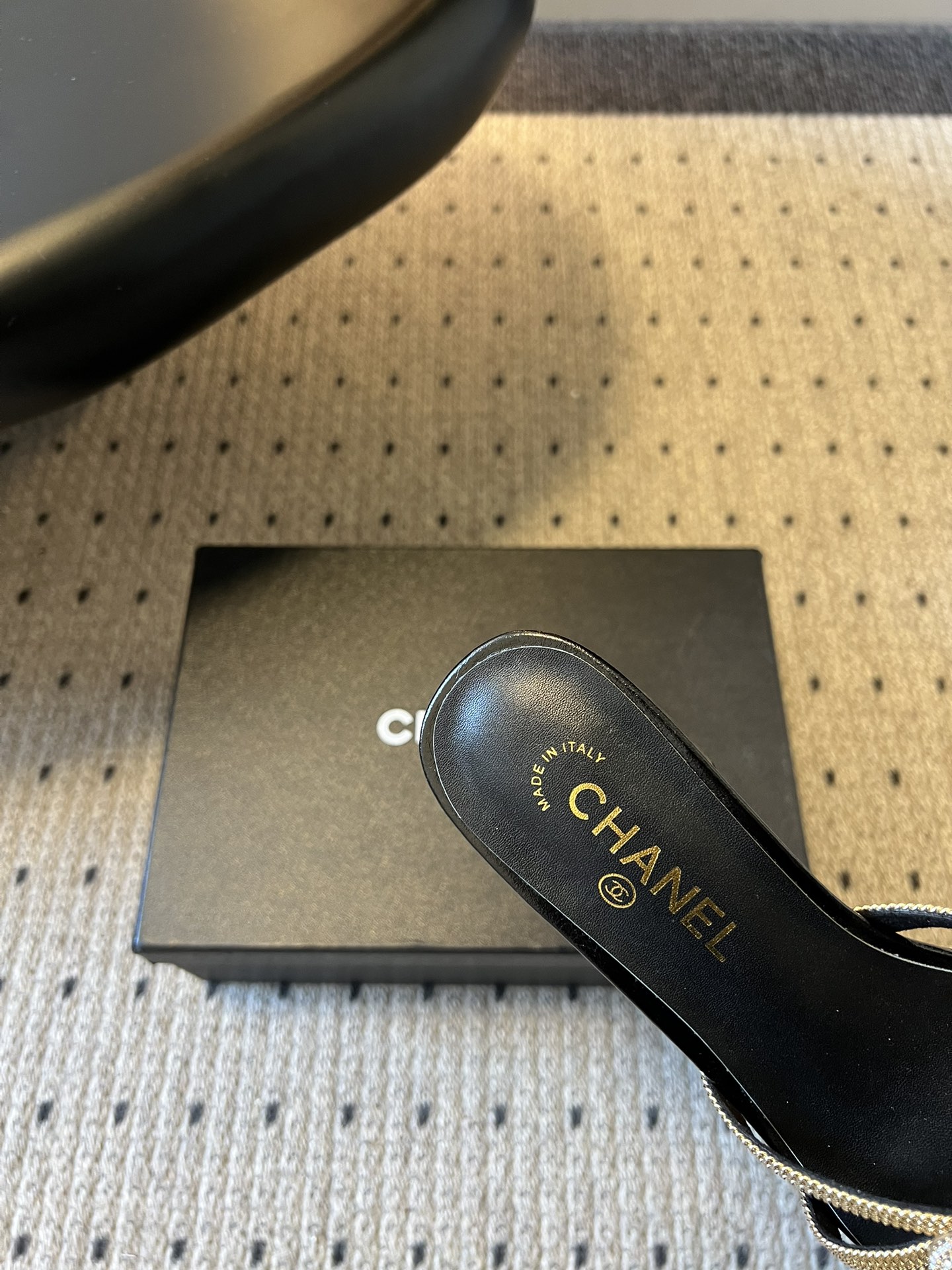 下单备注跟高统一Chane*26SS早春新款金属编织带低跟凉拖把鎏金星光踩在脚下，这双钻饰凉拖是夏日的奢