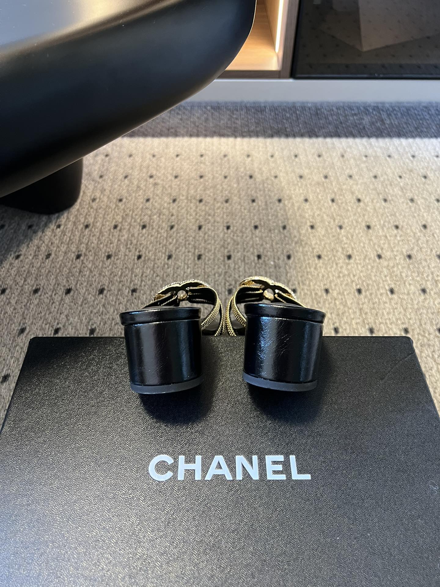 下单备注跟高统一Chane*26SS早春新款金属编织带低跟凉拖把鎏金星光踩在脚下，这双钻饰凉拖是夏日的奢