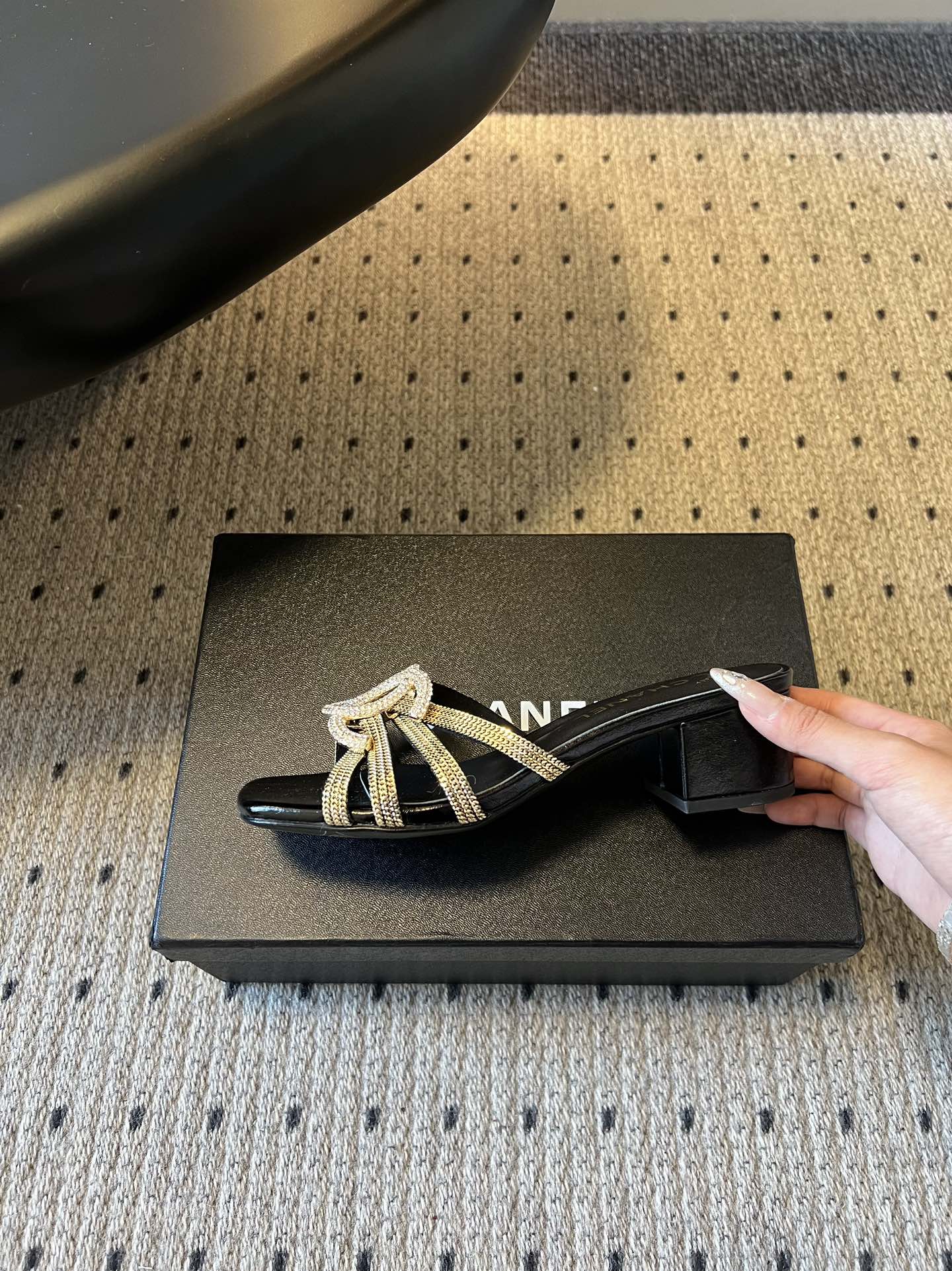下单备注跟高统一Chane*26SS早春新款金属编织带低跟凉拖把鎏金星光踩在脚下，这双钻饰凉拖是夏日的奢