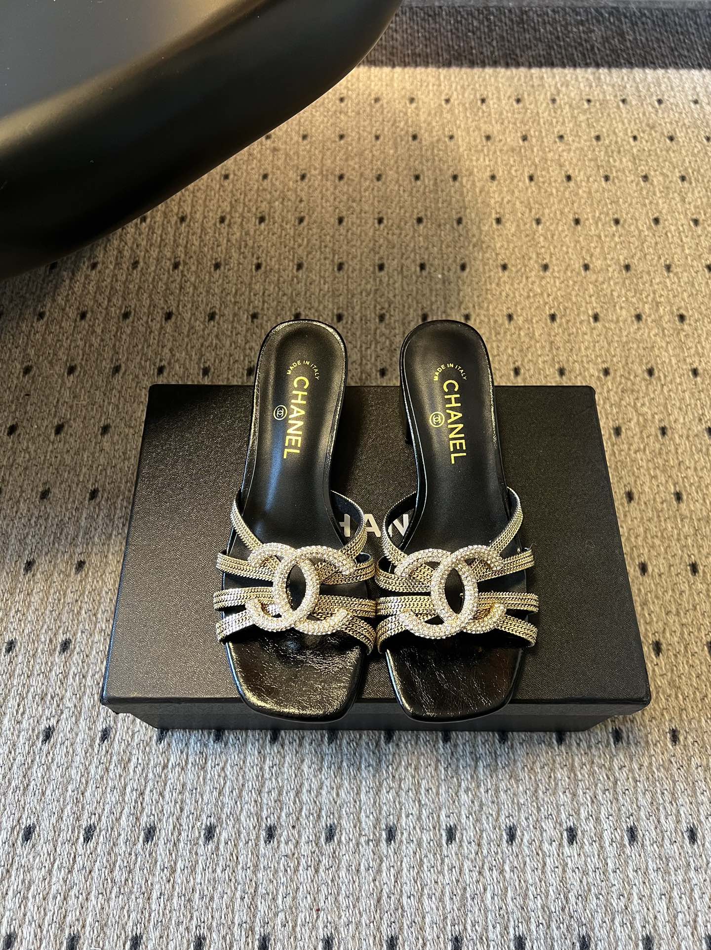 下单备注跟高统一Chane*26SS早春新款金属编织带低跟凉拖把鎏金星光踩在脚下，这双钻饰凉拖是夏日的奢