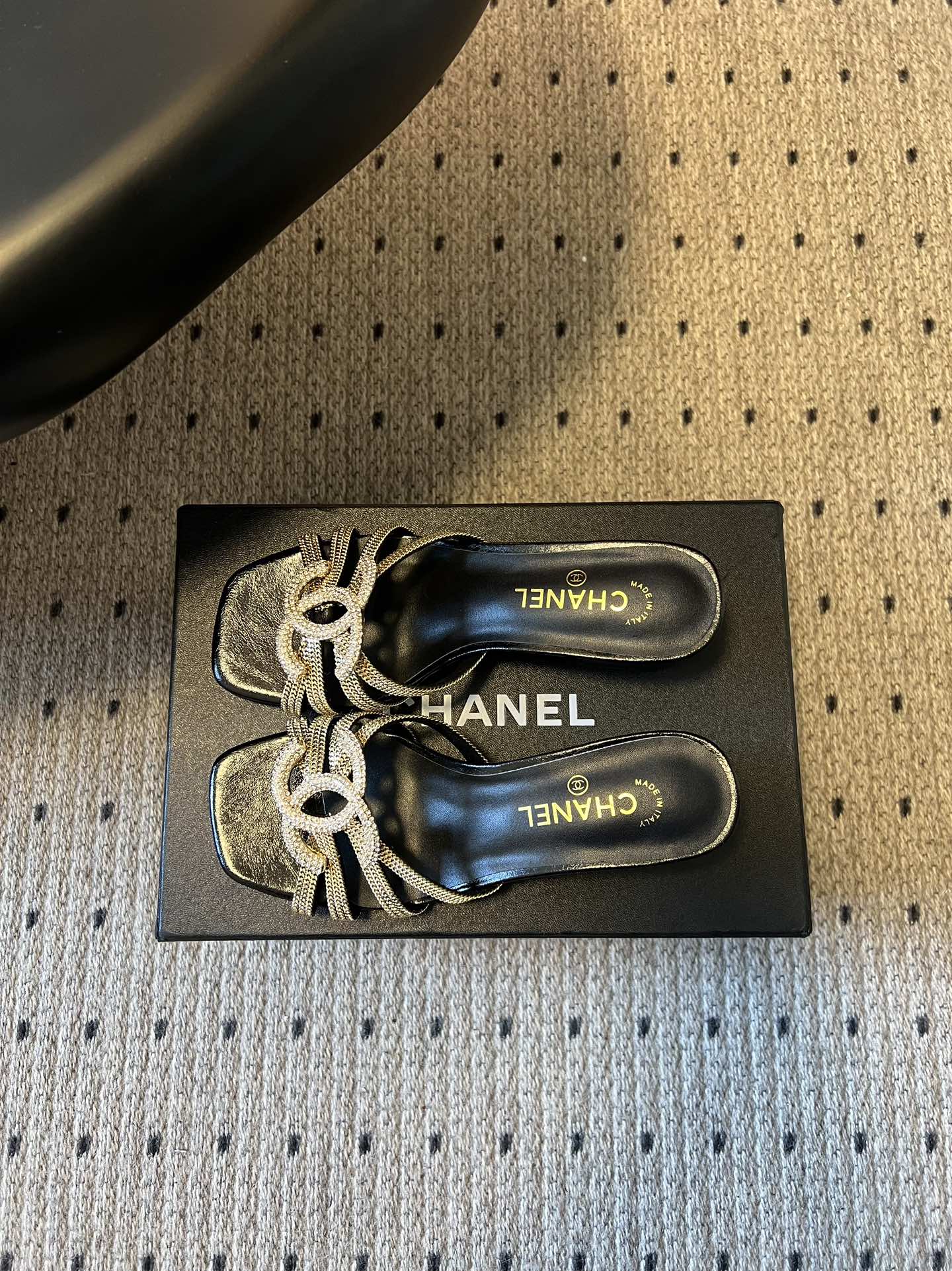 下单备注跟高统一Chane*26SS早春新款金属编织带低跟凉拖把鎏金星光踩在脚下，这双钻饰凉拖是夏日的奢