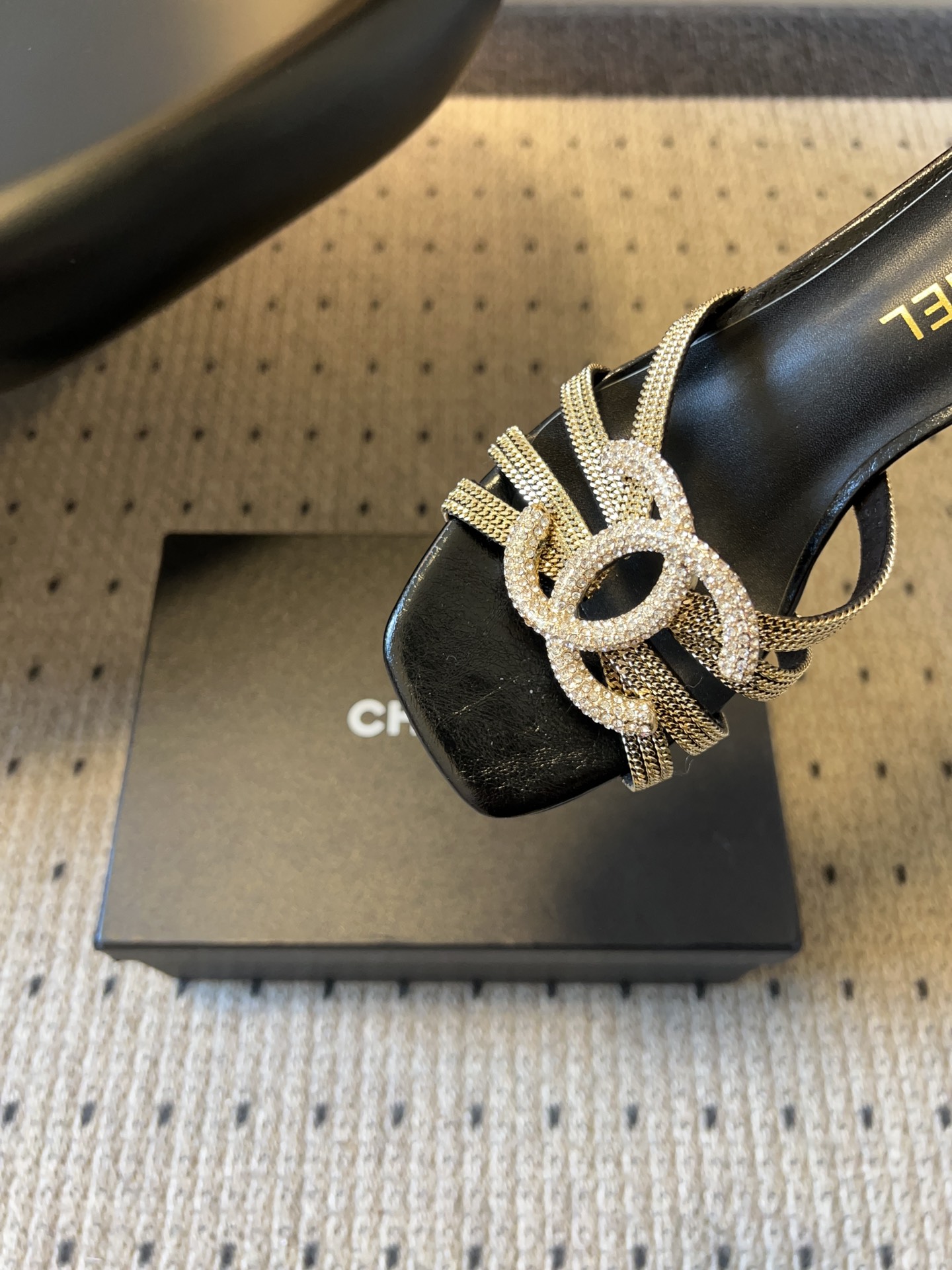 下单备注跟高统一Chane*26SS早春新款金属编织带低跟凉拖把鎏金星光踩在脚下，这双钻饰凉拖是夏日的奢