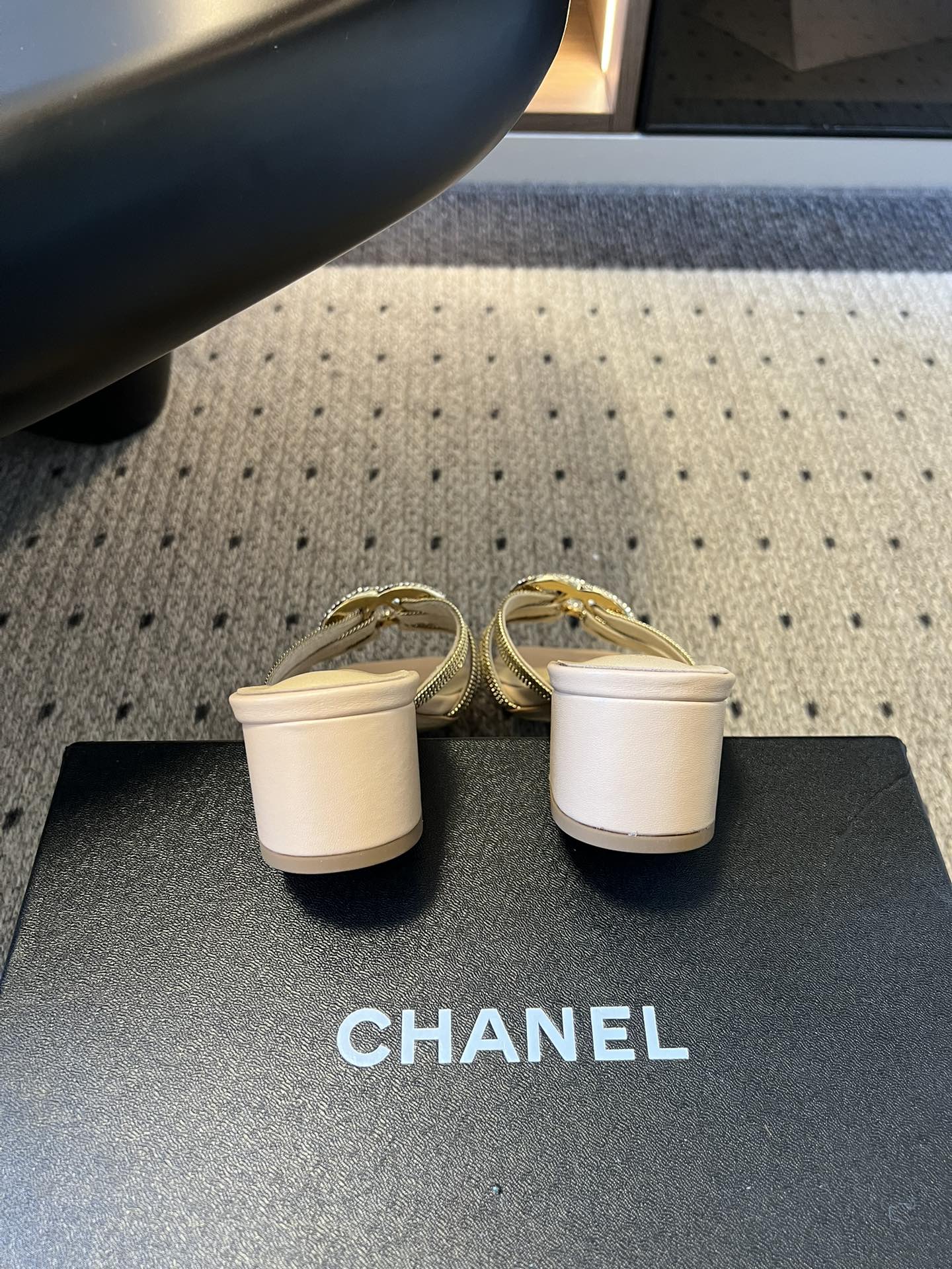 下单备注跟高统一Chane*26SS早春新款金属编织带低跟凉拖把鎏金星光踩在脚下，这双钻饰凉拖是夏日的奢