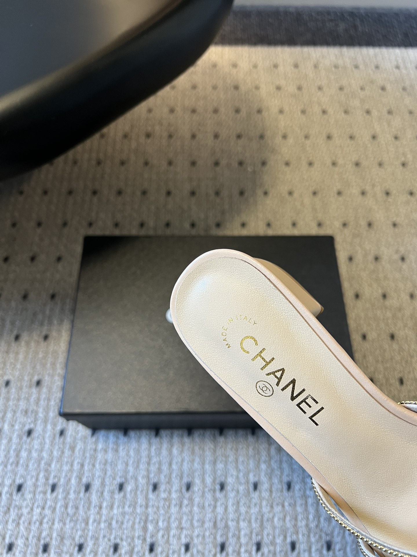 下单备注跟高统一Chane*26SS早春新款金属编织带低跟凉拖把鎏金星光踩在脚下，这双钻饰凉拖是夏日的奢