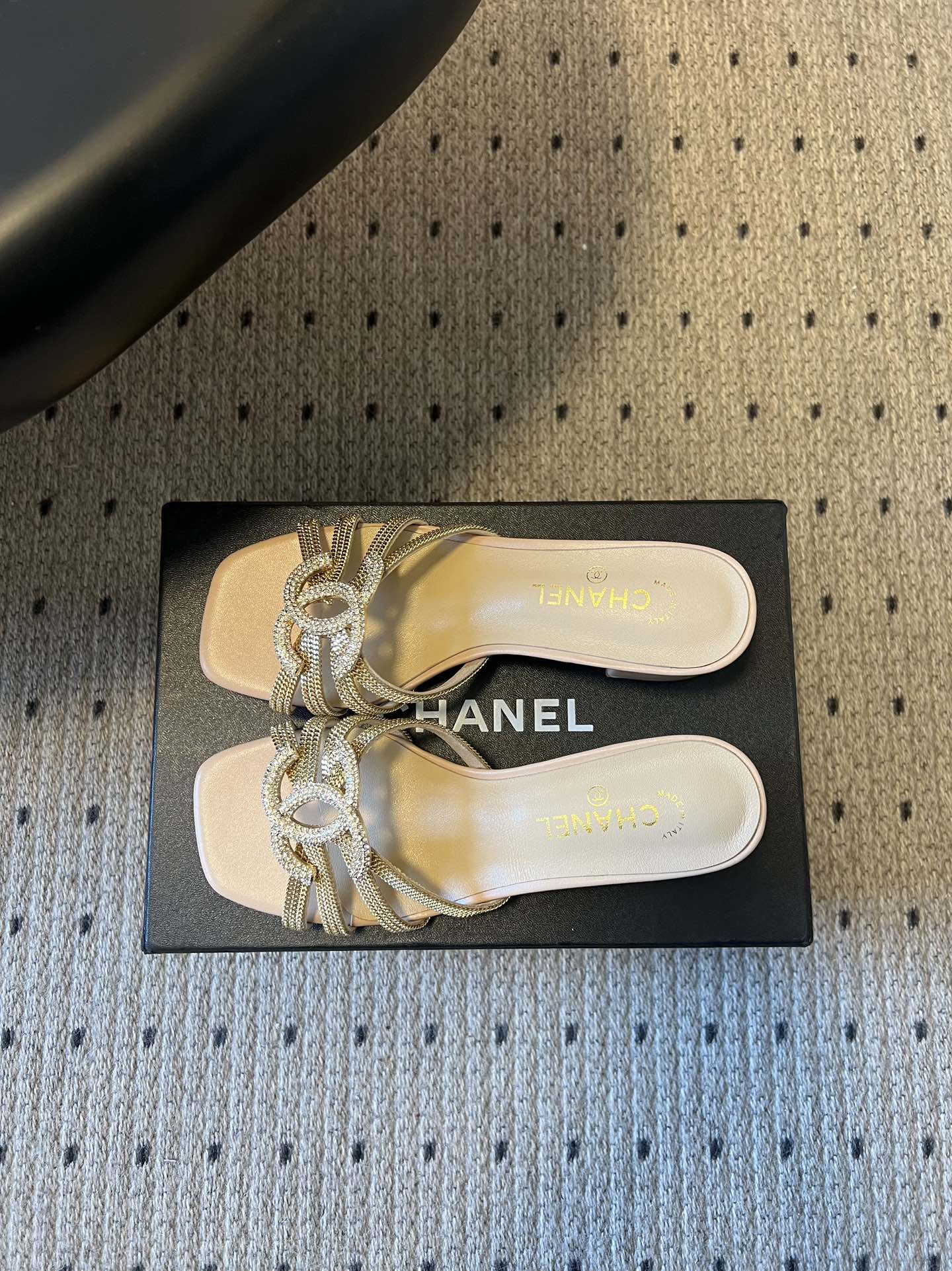 下单备注跟高统一Chane*26SS早春新款金属编织带低跟凉拖把鎏金星光踩在脚下，这双钻饰凉拖是夏日的奢