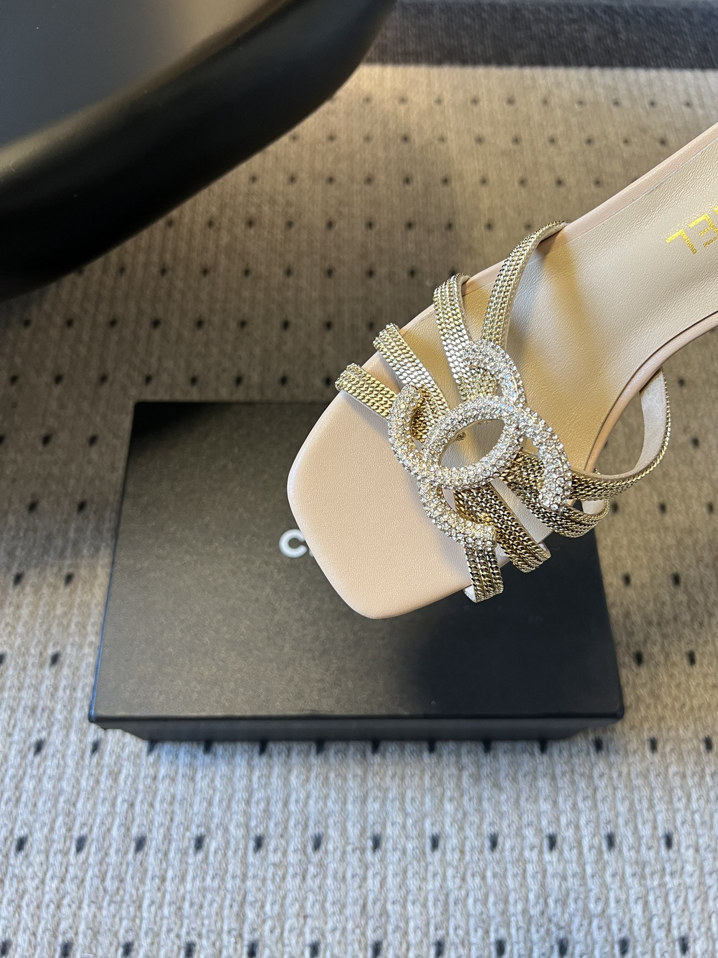 下单备注跟高统一Chane*26SS早春新款金属编织带低跟凉拖把鎏金星光踩在脚下，这双钻饰凉拖是夏日的奢