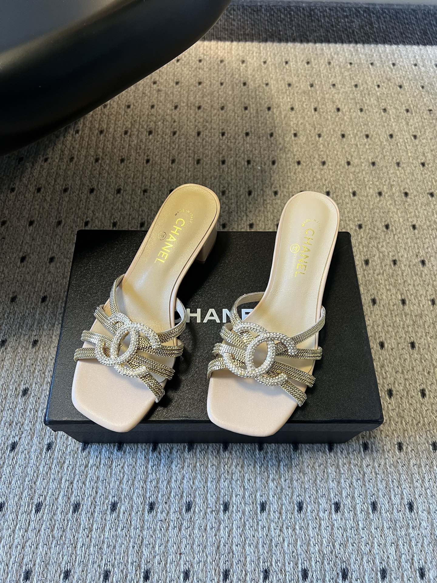 下单备注跟高统一Chane*26SS早春新款金属编织带低跟凉拖把鎏金星光踩在脚下，这双钻饰凉拖是夏日的奢