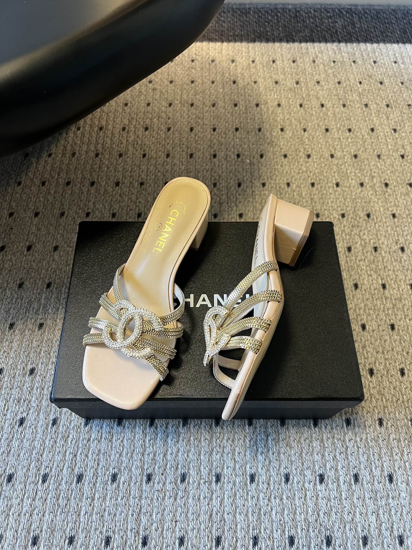 下单备注跟高统一Chane*26SS早春新款金属编织带低跟凉拖把鎏金星光踩在脚下，这双钻饰凉拖是夏日的奢