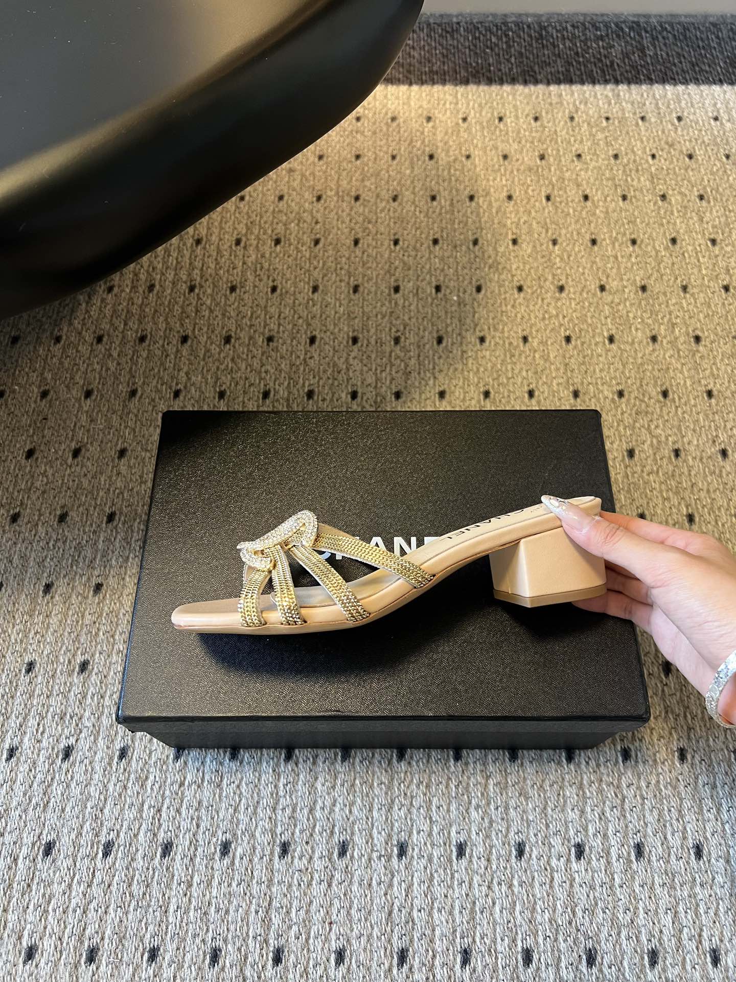 下单备注跟高统一Chane*26SS早春新款金属编织带低跟凉拖把鎏金星光踩在脚下，这双钻饰凉拖是夏日的奢