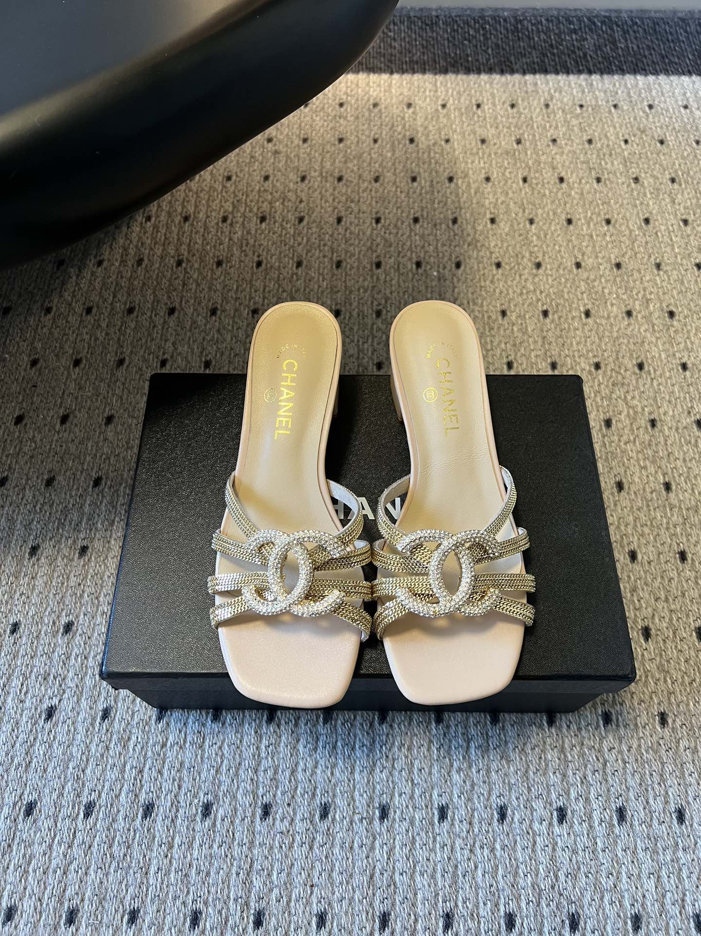 NO:758568,Remarks when placing an order. Height. Chane*26SS early spring new style metal braided low-heeled sandals. Step on the gilded stars under your feet. This pair of diamond-embellished sandals is a summer luxury!  The metal braid is wrapped around double Cs with diamonds, which sparkle in the light and shadow, and has its own noble filter. The square toe design modifies the foot shape, and the low thick heel is stable and not tiring, and elongates the leg line. Available in black/white/nude, it can be easily used for dinners, dates, and commuting. Every step is swaying and sparkling, giving it a low-key and flamboyant feeling of a wealthy daughter.  The finishing touch of the workplace atmosphere is hidden in this pair of sandals. It has a simple square toe and is neat but discreet. The metal braid is breathable and not stuffy. The low thick heel combines comfort and aura. The nude color is gentle, the white is refreshing, and the black is capable. Cowhide upper, sheepskin lining, genuine leather outsole, sizes 35-41 (customized sizes 40 and 41 are not returnable)  Heel height 4.5cm, slippers, chanel, slippers, cowhide, sheepskin, Leather soles19860909下单备注跟高 统一 Chane*26SS早春新款金属编织带低跟凉拖 把鎏金星光踩在脚下,这双钻饰凉拖是夏日的奢宠！金属编织带缠绕满钻双C,在光影下细碎闪烁,自带贵气滤镜.方头设计修饰脚型,低粗跟稳走不累脚,拉长腿部线条.黑/白/裸三色可选,晚宴、约会、通勤都能轻松驾驭,每一步都摇曳生光,是低调又张扬的富家千金感. 职场氛围感的点睛之笔,藏在这双凉拖里,简约方头利落中带着小心机,金属编织带透气不闷脚,低粗跟兼顾舒适与气场,裸色温柔、白色清爽、黑色干练. 鞋面牛皮 内里羊皮 大底真皮大底 size35-41码（40、41码定制不退换） 跟高4.5cm,拖鞋,chanel,slippers,cowhide,sheepskin,Leather soles,Women's Shoes