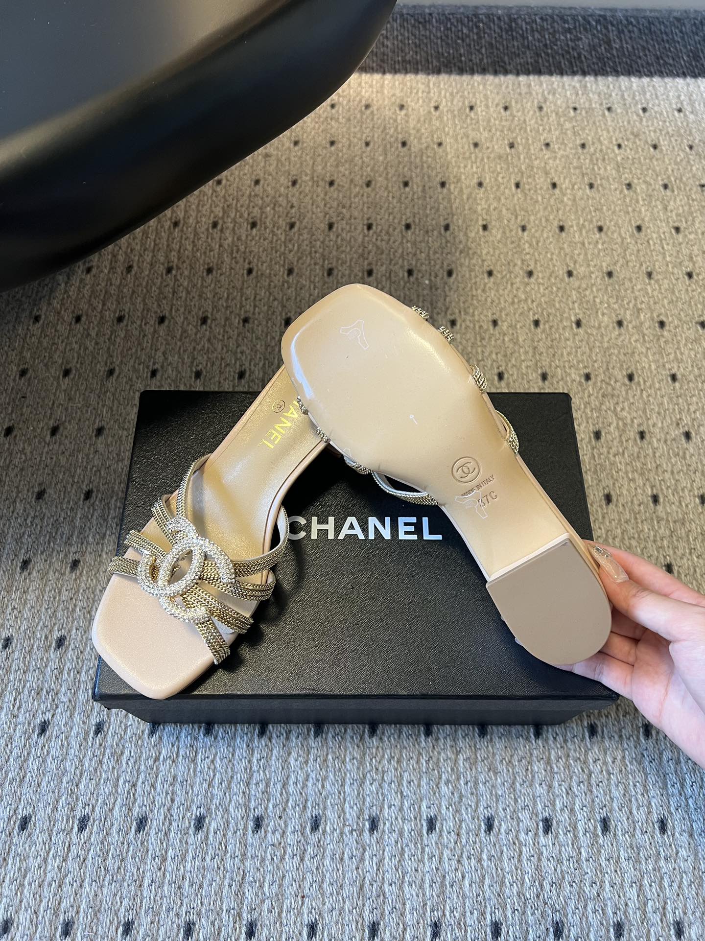 下单备注跟高统一Chane*26SS早春新款金属编织带低跟凉拖把鎏金星光踩在脚下，这双钻饰凉拖是夏日的奢