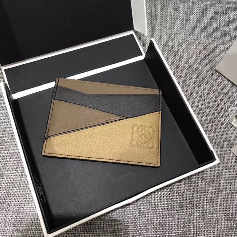 NO:754242,Puzzle plain card holder multi-color spliced ​​single card holder is made of soft classic calfskin and piqué calfskin, fashionable and exquisite. Style number, size 10.5*7.5, Loewe wallet, loewe, wallets, cowhide19860909Puzzle plain card holder多色拼接单片卡包 选用质感柔软的经典小牛皮与珠地小牛皮搭配,时尚、精致.款号,尺寸10.5*7.5,罗意威钱包,loewe,wallets,cowhide,欧美剧