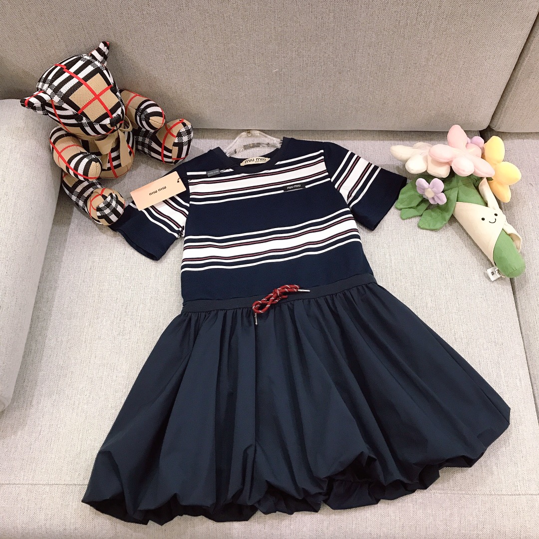 Alta costura, solo cambio de talla. Vestido de capullo con rayas vintage MIUMIU Modelo elegante, diseño de rayas con pa…