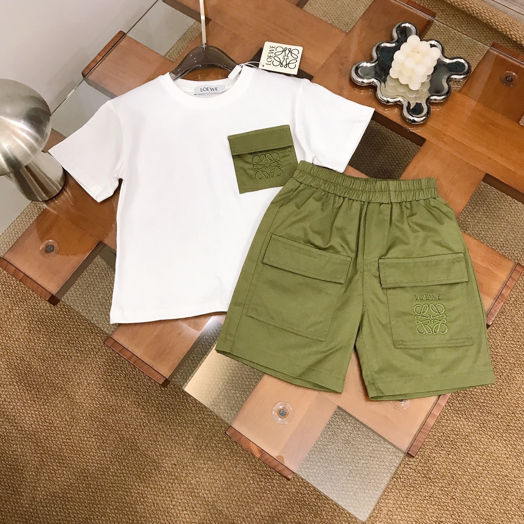 NO:762885,[Ready stock] LOEW* suit [short-sleeved shorts] T-shirt chest pocket design with letter logo embroidery and work style shorts. Large pocket design on both sides with logo embroidery ~ super elastic polyester fabric texture. Stiff and high-end fashionable style. The upper body effect is very good. Color green apricot. Size--130-140-150-160, clothes, loewe, shorts, T-shirt, tees, t-shirt,19860909【现货发】   LOEW* 套装【短袖短裤】T恤胸前口袋设计搭配字母logo刺绣搭配工装版型短裤 两边大口袋设计logo刺绣～超有弹性聚酯纤维面料质地 版型挺括高级时髦款 上身效果非常好 颜色绿色 杏色 尺寸--130-140-150-160,衣服,loewe,shorts,T-shirt,tees，t-shirt,,Children's