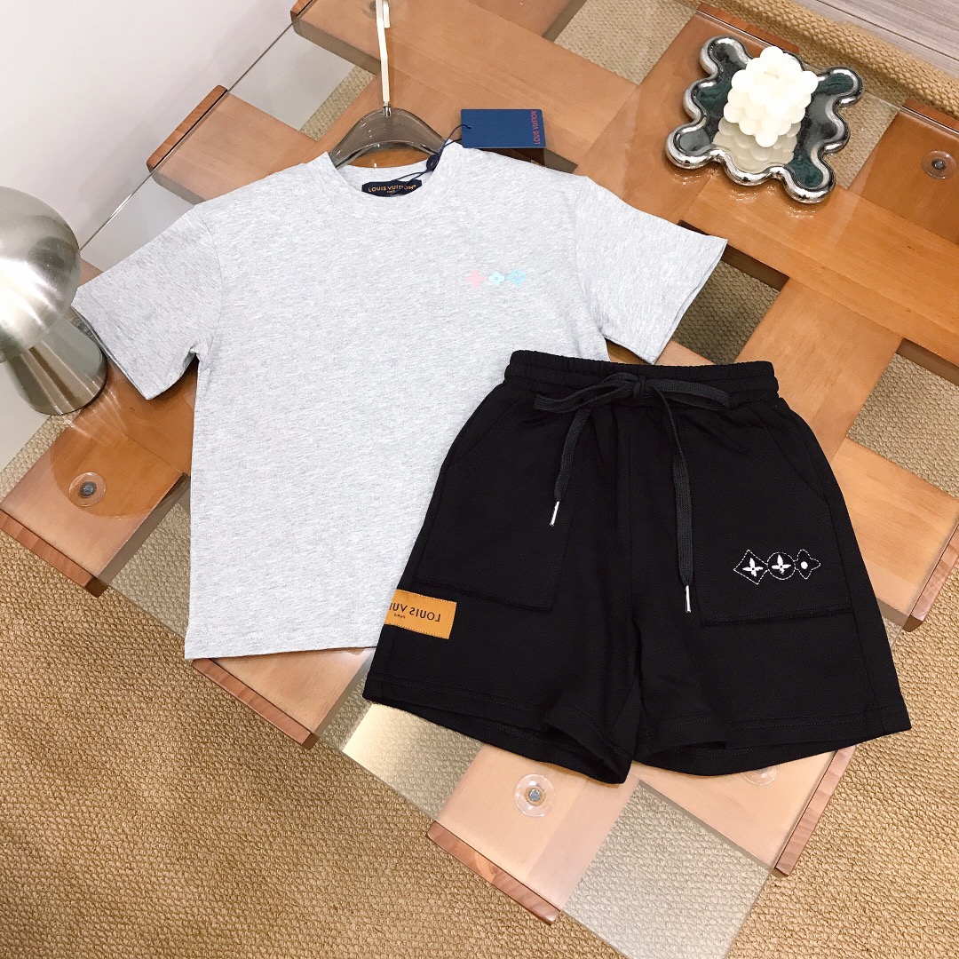 NO:762882,[Ready stock] Loui* & Vuitto* set [Pure cotton short-sleeved soft sweatshirt and cotton shorts] Pure cotton texture, soft and delicate, exquisite style ~ with iconic presbyopia print on the chest and large-area printed design on the back, paired with thin sweatshirt cotton shorts, embroidered presbyopia logo, soft and comfortable, skin-friendly and not tied, excellent upper body effect, color, white, gray, size--130-140-150-160 [CM]  Counter packaging 10, clothes, louis vuitton, hoodie, sweatshirts, shorts, T-shirt,19860909【现货发】   Loui* & Vuitto*套装【纯棉短袖柔软卫衣棉短裤】纯棉质地 柔软细腻 精致款～胸前搭配标志性老花印花搭配后背大面积印花设计搭配薄款卫衣棉短裤 刺绣老花logo 柔顺舒适 亲肤不扎 上身效果极好 颜色白色 灰色  size尺码--130-140-150-160【CM】 专柜包装10,衣服,louis vuitton,hoodie,sweatshirts,shorts,T-shirt,,Children's
