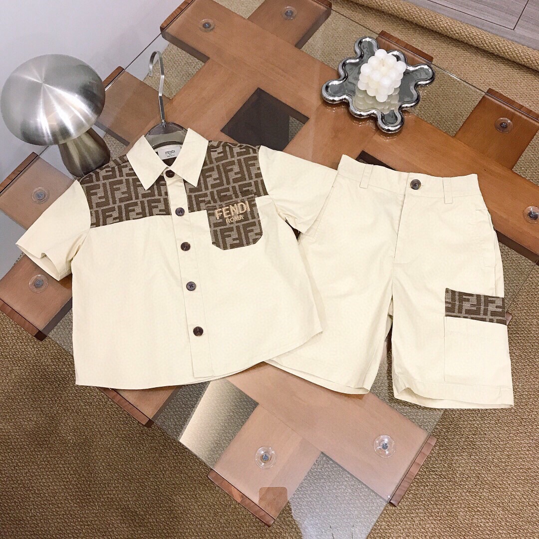 NO:762879,[Ready stock] Size 90 - FEND* Trendy and fashionable suit. Original 1:1 contrasting khaki color with brown all-over double FF letter stitching design. Exquisite embroidered letter logo on the chest pocket. Paired with jacquard logo shorts of the same style. Large side pockets with brown contrast stitching elements. The hand feels very soft and delicate, supple and comfortable. It is skin-friendly and does not tie the upper body. The color is khaki.  Size 90--110-120-130-140-[CM] Counter packaging 10, clothes, fendi, shorts,19860909【现货发】 尺寸90- FEND* 潮流时髦款套装 原版1:1打造撞色拼接卡其色搭配咖色满印双FF字母拼接设计,胸前口袋精致刺绣字母logo 搭配同系拼接提花LOGO标志短裤 侧边大口袋咖色撞色拼接元素 手感非常柔软细腻 柔顺舒适 亲肤不扎 上身效果极好 颜色卡其色  size尺码90--110-120-130-140-【CM】 专柜包装10,衣服,fendi,shorts,,Children's