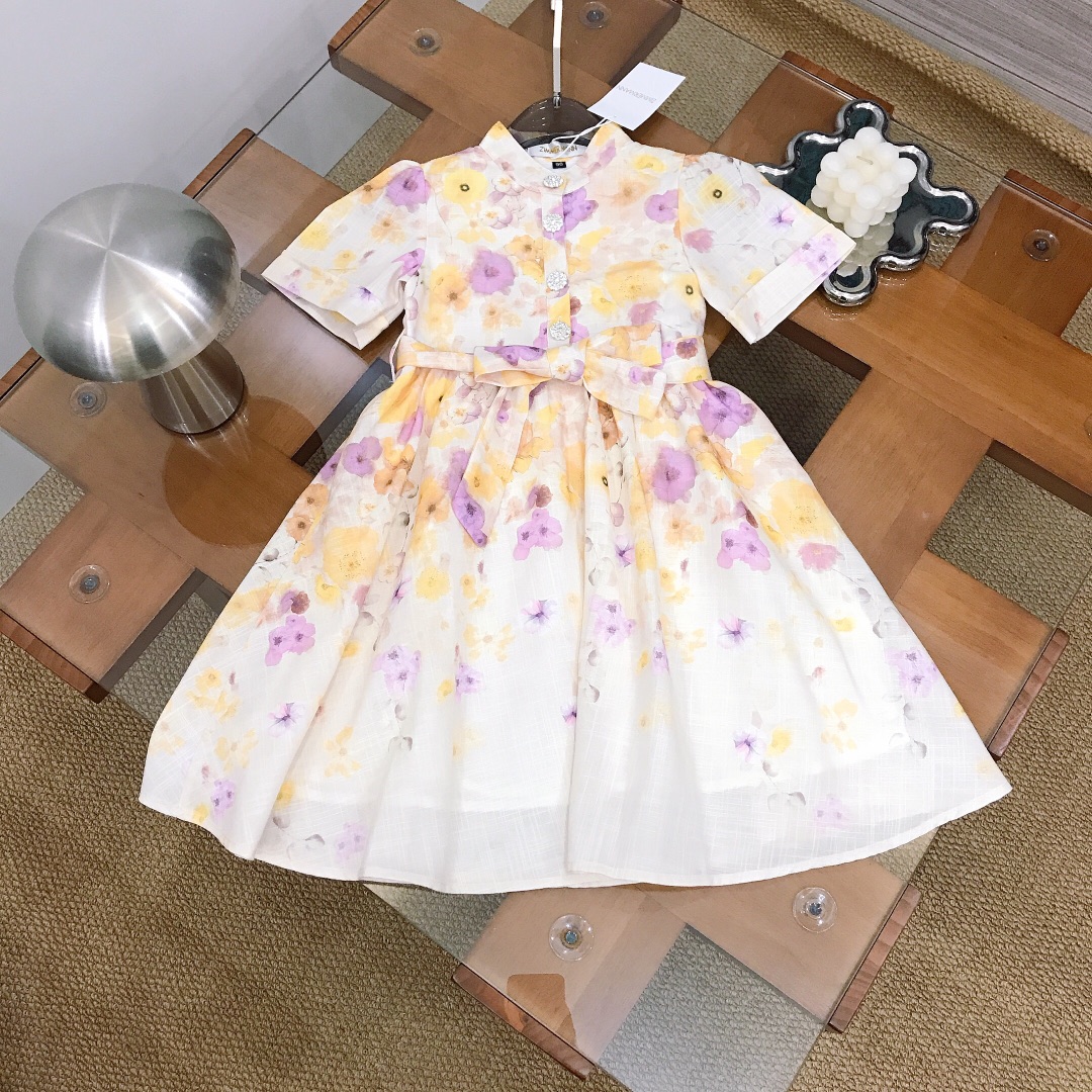 NO:762875,[Available now] ZIMMERMANN limited series small stand-up collar floral pattern dress classic all-over print design with belt waist design diamond button accessories soft texture soft and comfortable skin-friendly and non-stuck upper body effect excellent princess's must-have artifact ~ size 90---120-130-140-150 counter packaging 10, clothes, skirts,19860909【现货发】   ZIMMERMANN 限定系列 小立领花卉花纹连衣裙 经典全面印花设计搭配腰带收腰设计 碎钻纽扣配饰 面料柔软质地 柔顺舒适 亲肤不扎 上身效果极好 公主的必备神器～  size尺码90---120-130-140-150 专柜包装10,衣服,skirts,,Children's