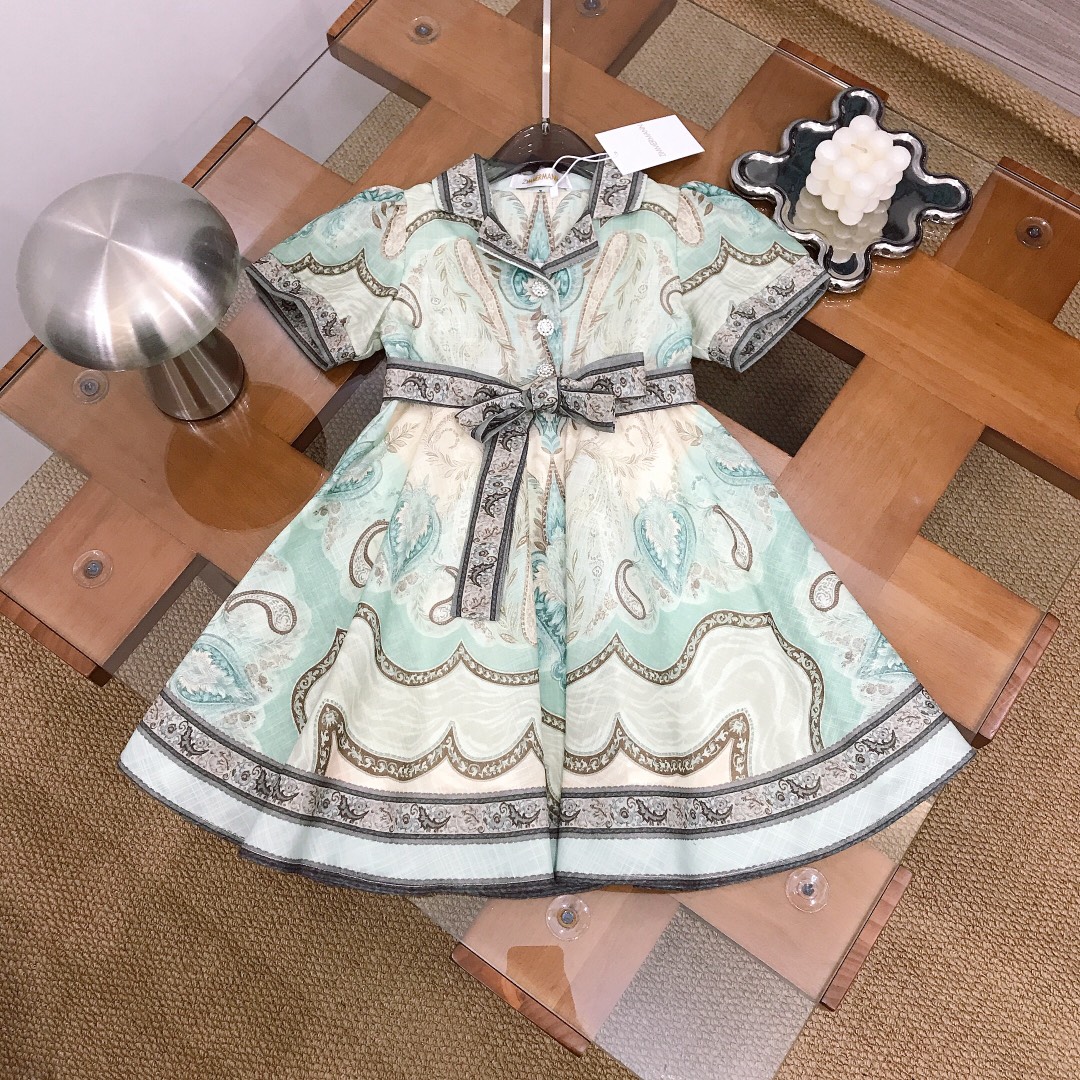 NO:762878,[Ready stock] ZIMMERMANN limited series small lapel pattern dress, classic all-over printing design with belt waist design, diamond button accessories, soft texture, smooth and comfortable, skin-friendly and not prickly, excellent upper body effect, a must-have artifact for princess ~ size 90---120-130-140-150, counter packaging 10, clothes, skirts,19860909【现货发】   ZIMMERMANN 限定系列 小翻领花纹连衣裙 经典全面印花设计搭配腰带收腰设计 碎钻纽扣配饰 面料柔软质地 柔顺舒适 亲肤不扎 上身效果极好 公主的必备神器～  size尺码90---120-130-140-150 专柜包装10,衣服,skirts,,Children's