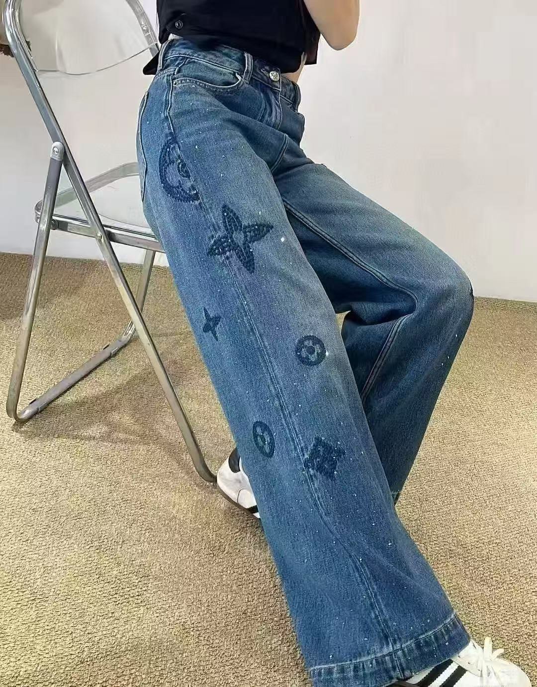 NO:755607,Model No. 20261613 LV* new model, irregular hot diamond logo three-dimensional embroidered flowers, high-waisted slim denim trousers, blue, S-XL, [M size waist 68, pants length 107; weight 0.570kg, Louis Vuitton-clothing, louis vuitton, louis vuitton,19860909款号20261613 LV*新款 不规则烫钻logo立体刺绣花朵 高腰显瘦牛仔长裤,蓝色,S-XL,【M码腰围68,裤长107；重量0.570kg,路易威登-服装,louis vuitton,louis vuitton,,Women's clothing