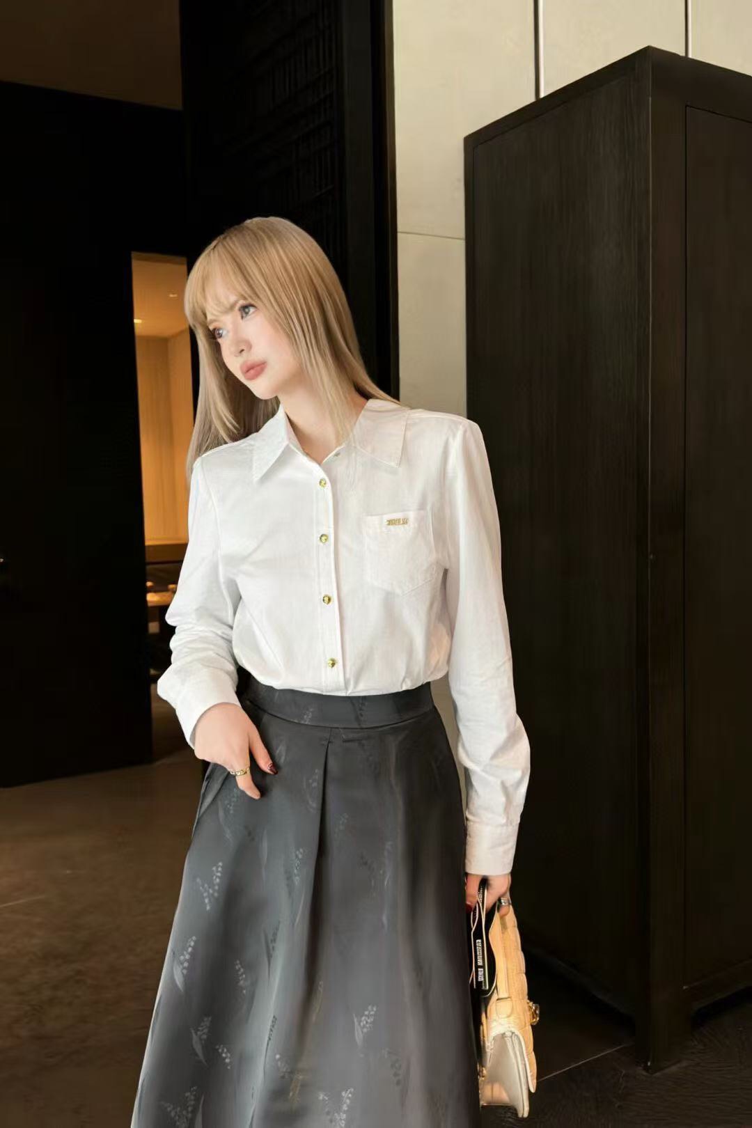 NO:755592,Model No. 20261623 Celin's latest diamond-encrusted logo single pocket lapel long-sleeved shirt, white, black, SML, [M size shoulder width 51, chest 116, sleeve length 59, length 71; weight 0.305kg], Celine-clothing, celine, celine,19860909款号20261623 Celin*新款 镶钻logo单口袋翻领长袖衬衣,白色,黑色,SML,【M码肩宽51,胸围116,袖长59,长71；重量0.305kg】,赛琳-服装,celine,celine,,Women's clothing