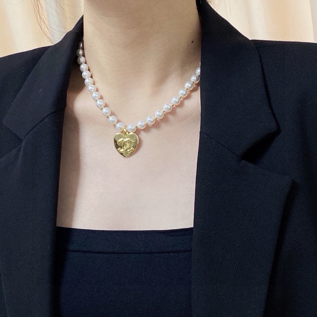 NO:755276,Xiaohongshu's hot new Chanel's latest double-C pearl love necklace is more beautiful and personalized when stacked. The versatile style is particularly good. The overall details are very surprising and full of design. It not only brings out personal confidence and taste, the style is elegant and fashionable, highlighting the French elegance. The meticulous details make it more attractive to wear. Fine jewelry, chanel, chanel, necklace19860909小红书火爆新款香奈儿Chanel最新款双C珍珠爱心项链叠戴更加好看超个性,百搭款特别特别赞,整体细节非常令人惊喜,设计感十足,不仅带出个人自信及品味,款式典雅而时尚,突显法式高雅气息,加上一丝不苟的细节,使得佩戴起来更具吸引力,饰品精品,chanel,chanel,necklace,Jewelry