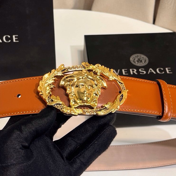 范思哲 新款 牛皮革腰带 点缀Buckle Crest配件
