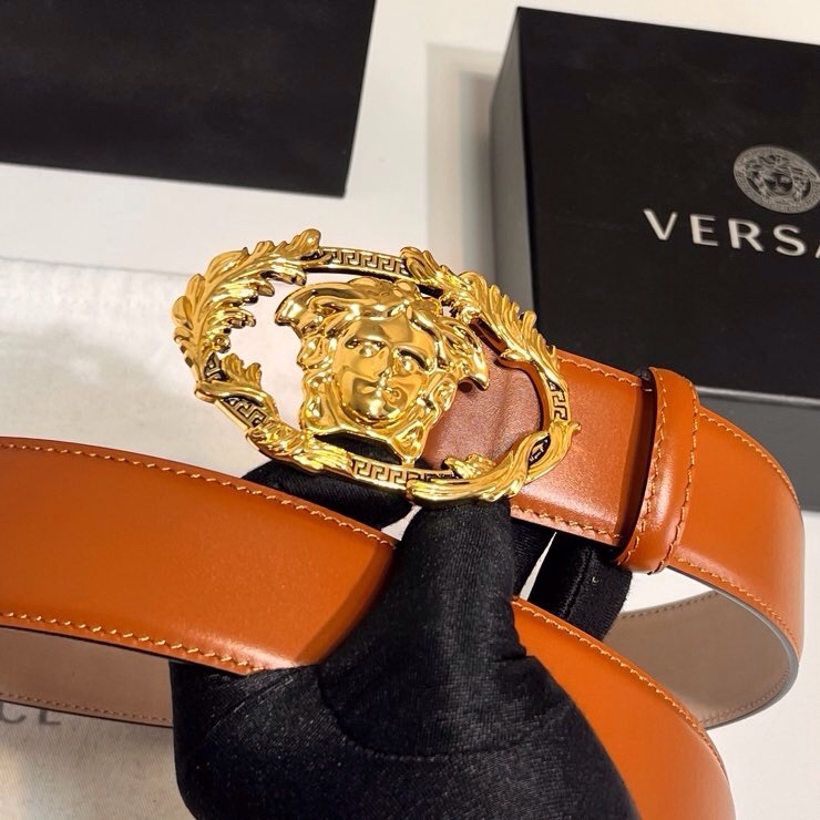 范思哲 新款 牛皮革腰带 点缀Buckle Crest配件