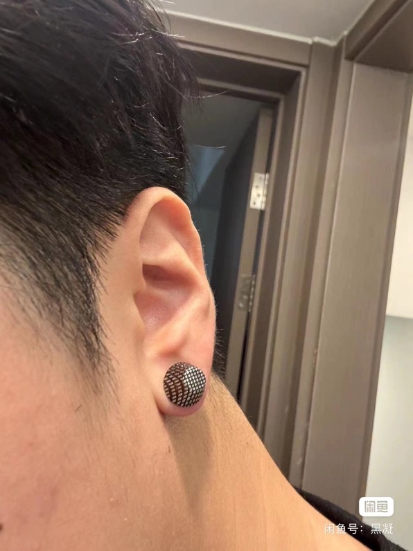 Balenciaga 巴黎世家 Balenciaga 耳钉 简单大方 金质感饱满 ，搭配衣服超
