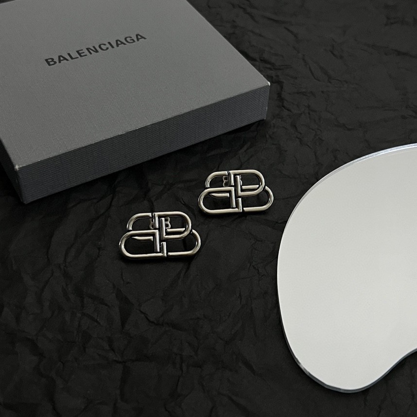 Balenciaga 巴黎世家 Balenciaga 耳钉 简单大方 金质感饱满 ，搭配衣服超