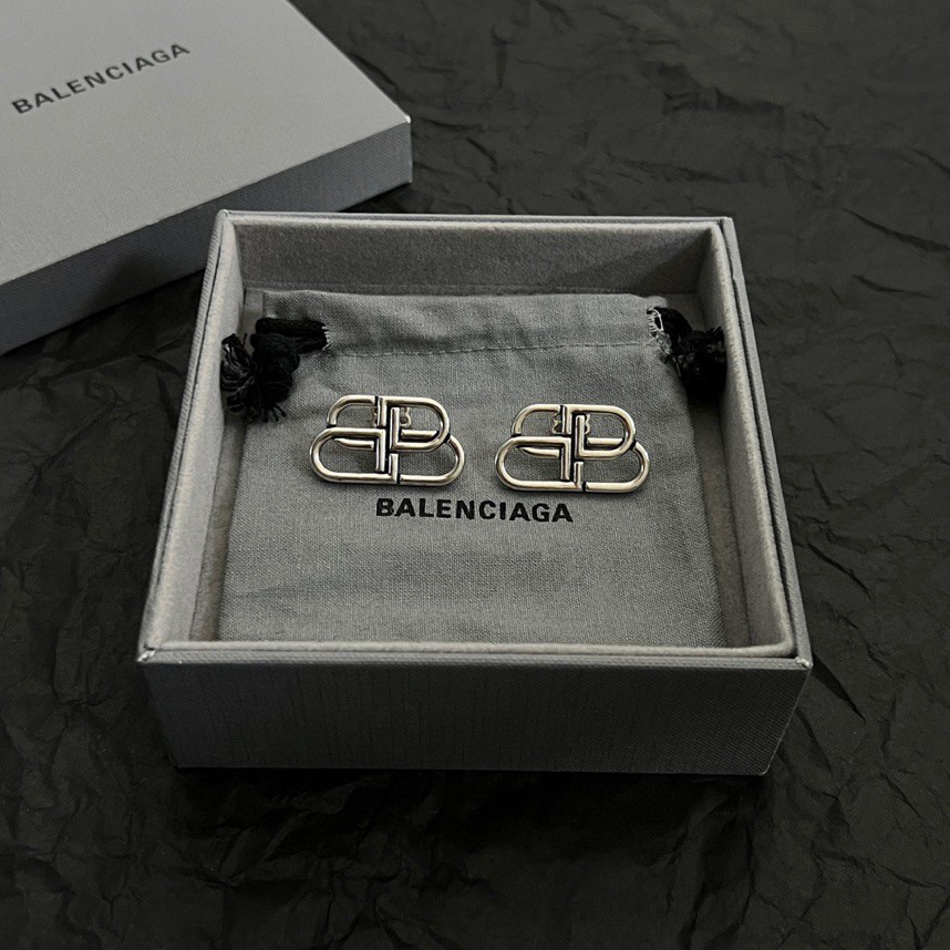 Balenciaga 巴黎世家 Balenciaga 耳钉 简单大方 金质感饱满 ，搭配衣服超